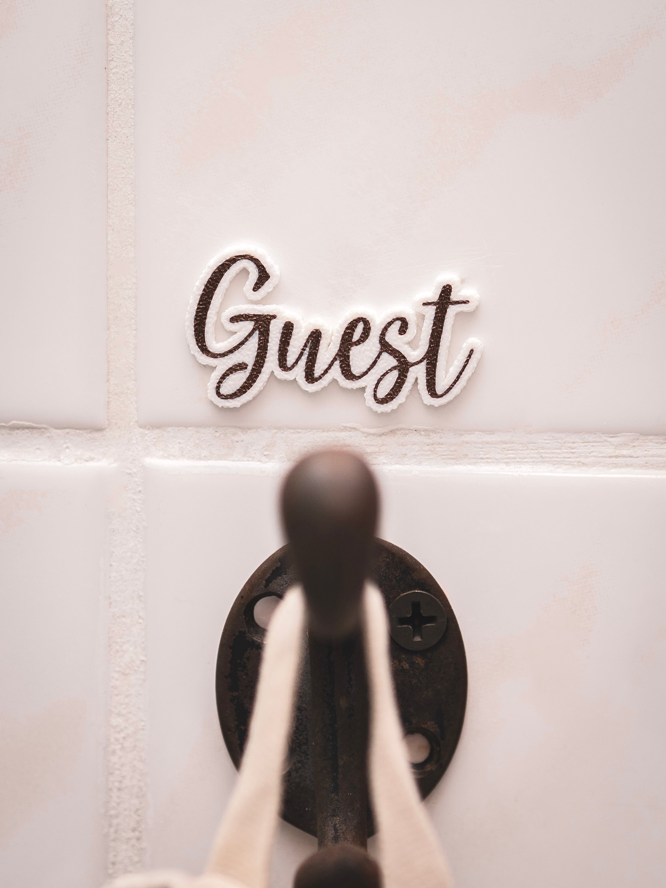 Guest | Gästeschild zum aufhängen oder kleben | in 6 Farben | in 2 Sprachen