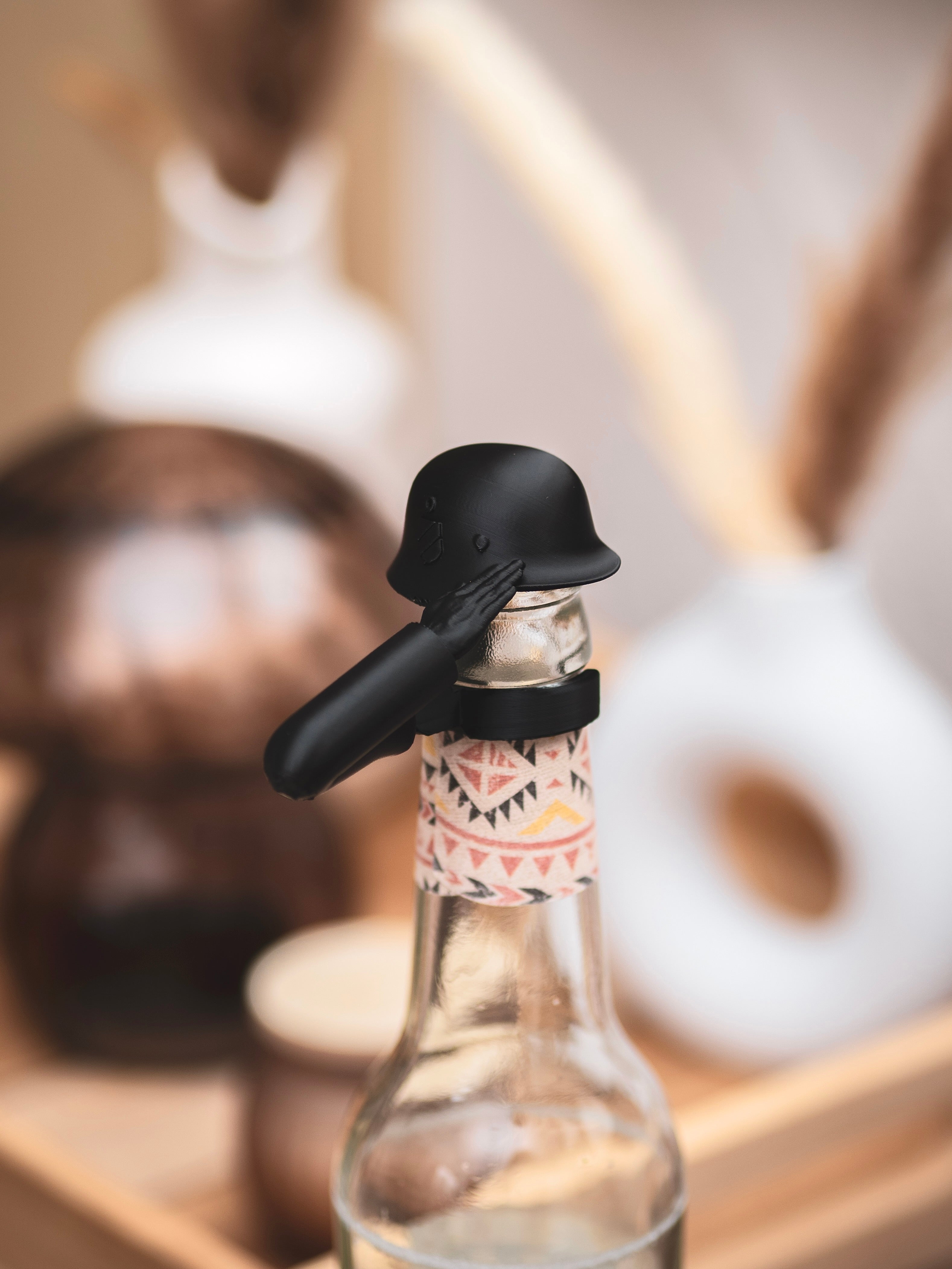 Flaschendeckel Stahlhelm für Bier, Limo & kl. Sektflaschen