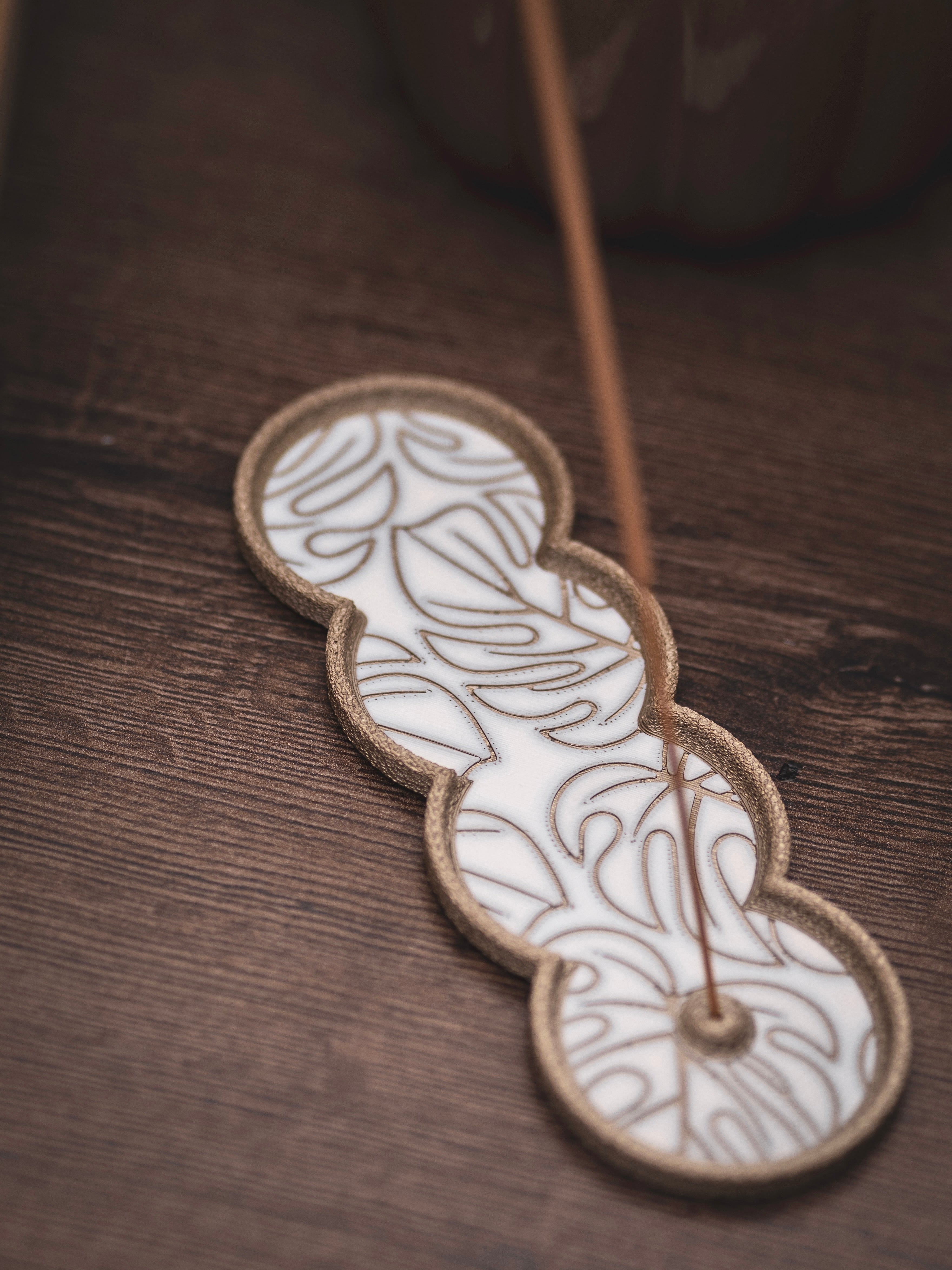 Räucherstäbchen Halter Monstera | 16 cm - schwarz weiß iridiumgold