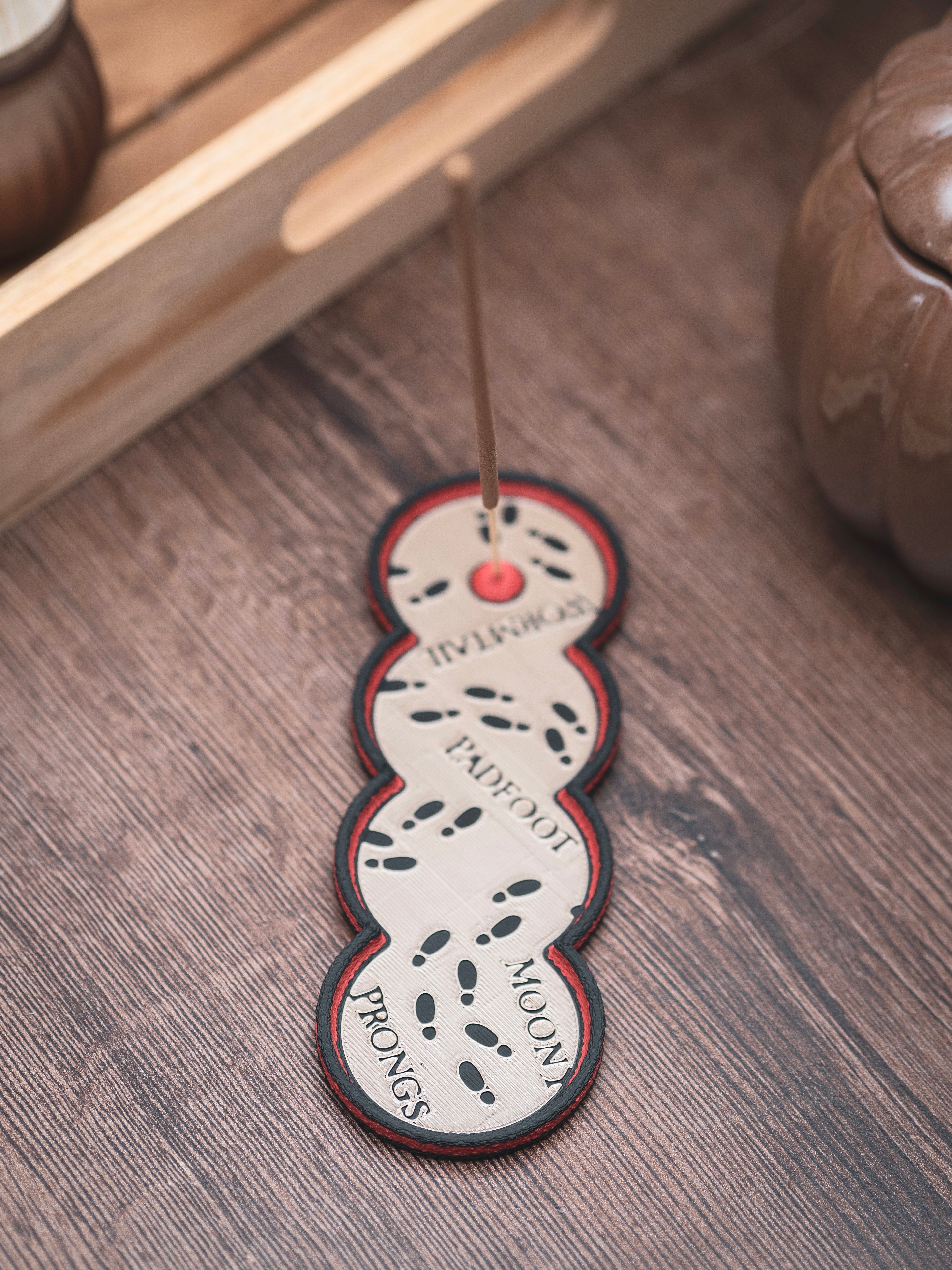Räucherstäbchen Halter Rumtreiber | 16 cm - schwarz rot iridiumgold