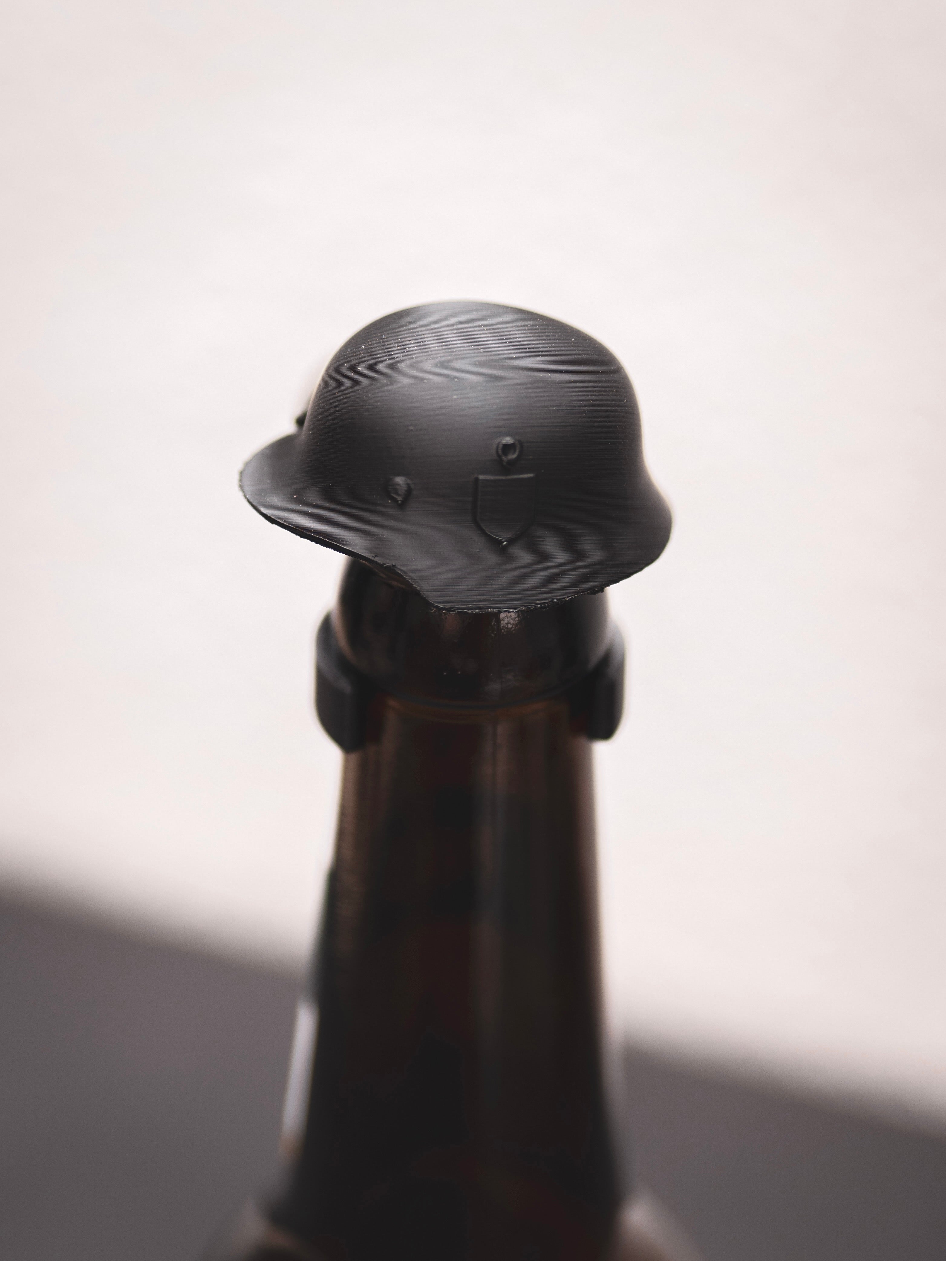 Flaschendeckel Stahlhelm für Bier, Limo & kl. Sektflaschen