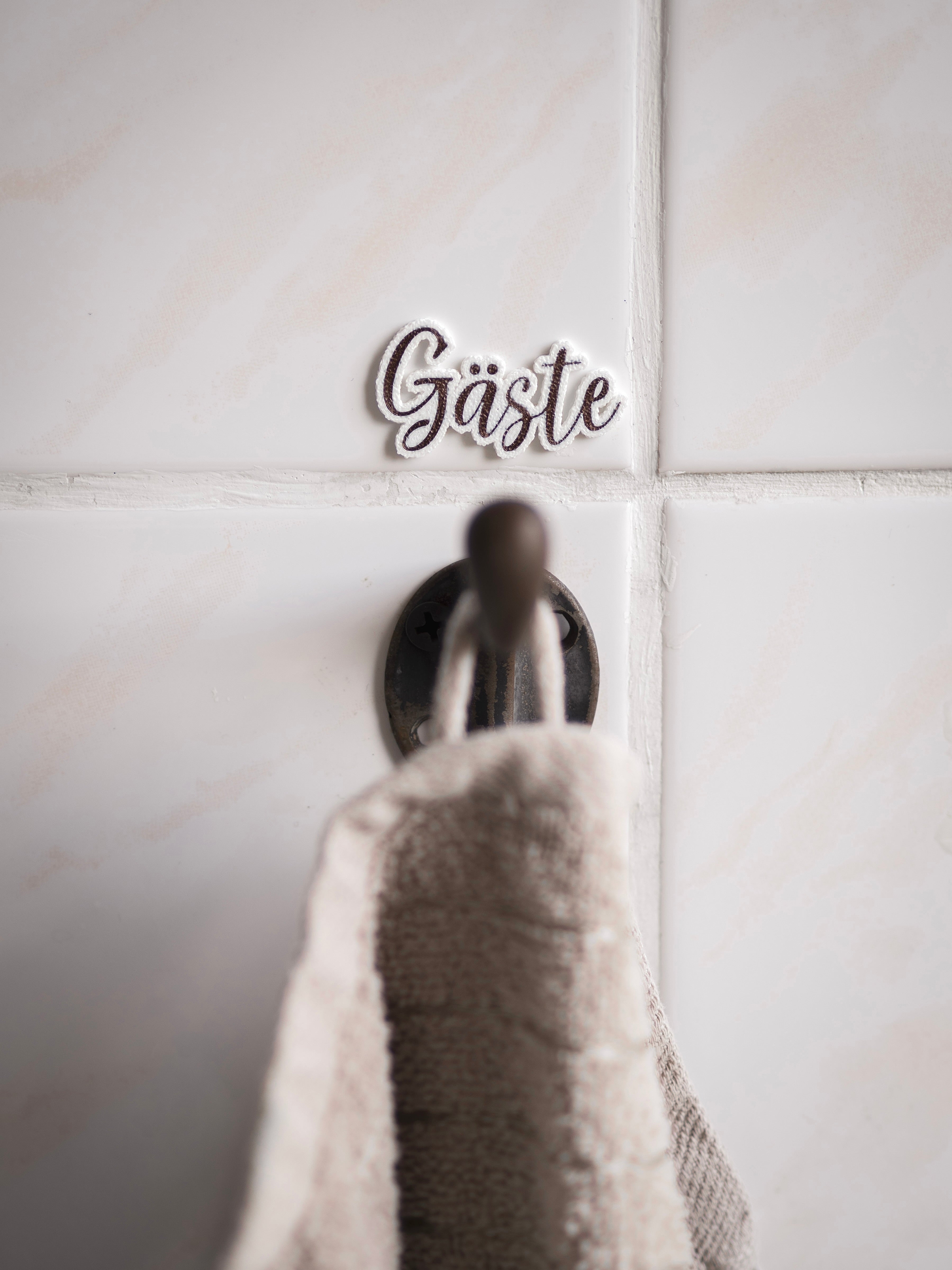Guest | Gästeschild zum aufhängen oder kleben | in 6 Farben | in 2 Sprachen