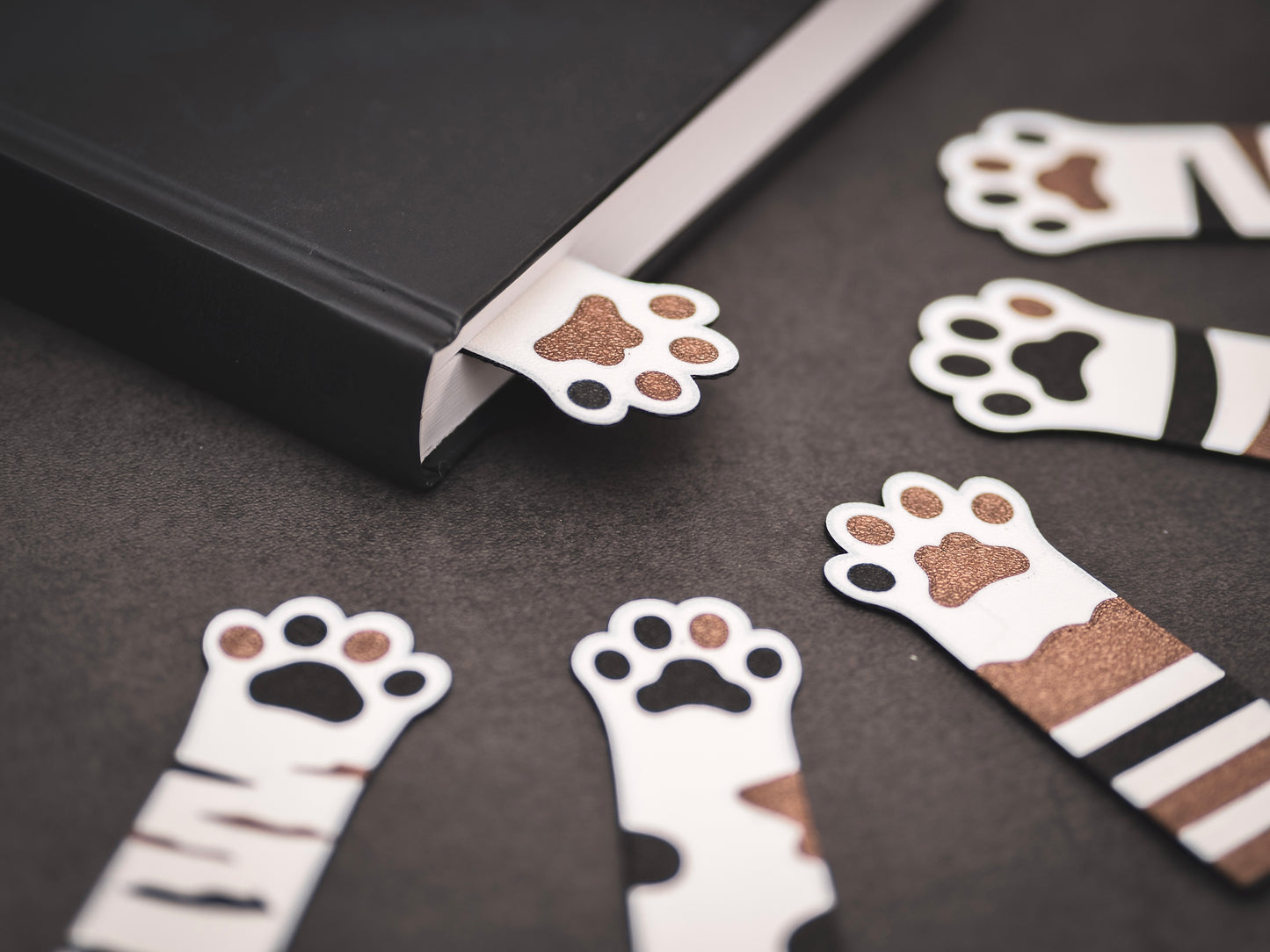 Lesezeichen Katzenpfote Glückskatze | 30% Tierschutzvereinspende