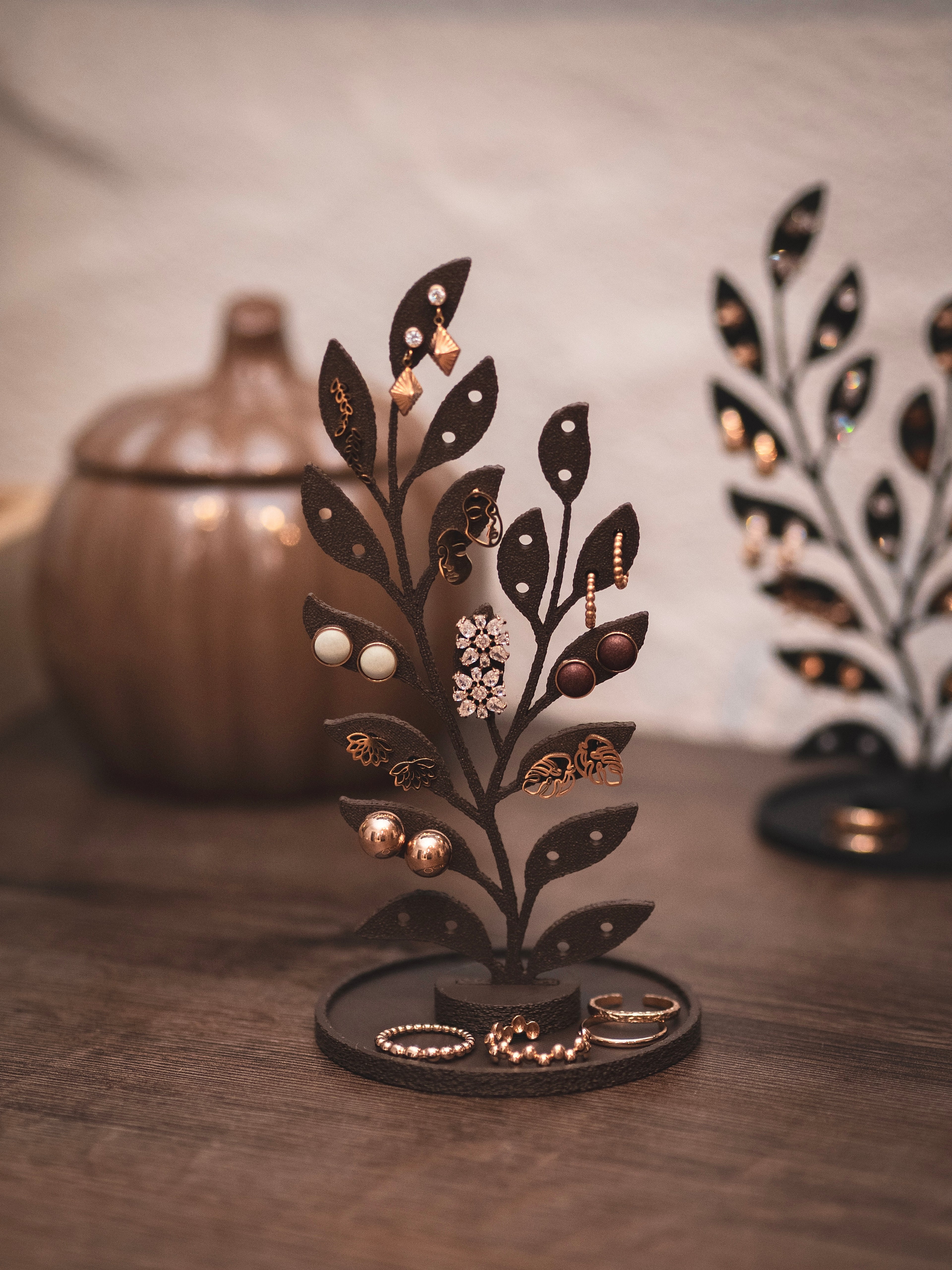 Schmuckständer Leaf für Ohrstecker mit kleiner Ablage