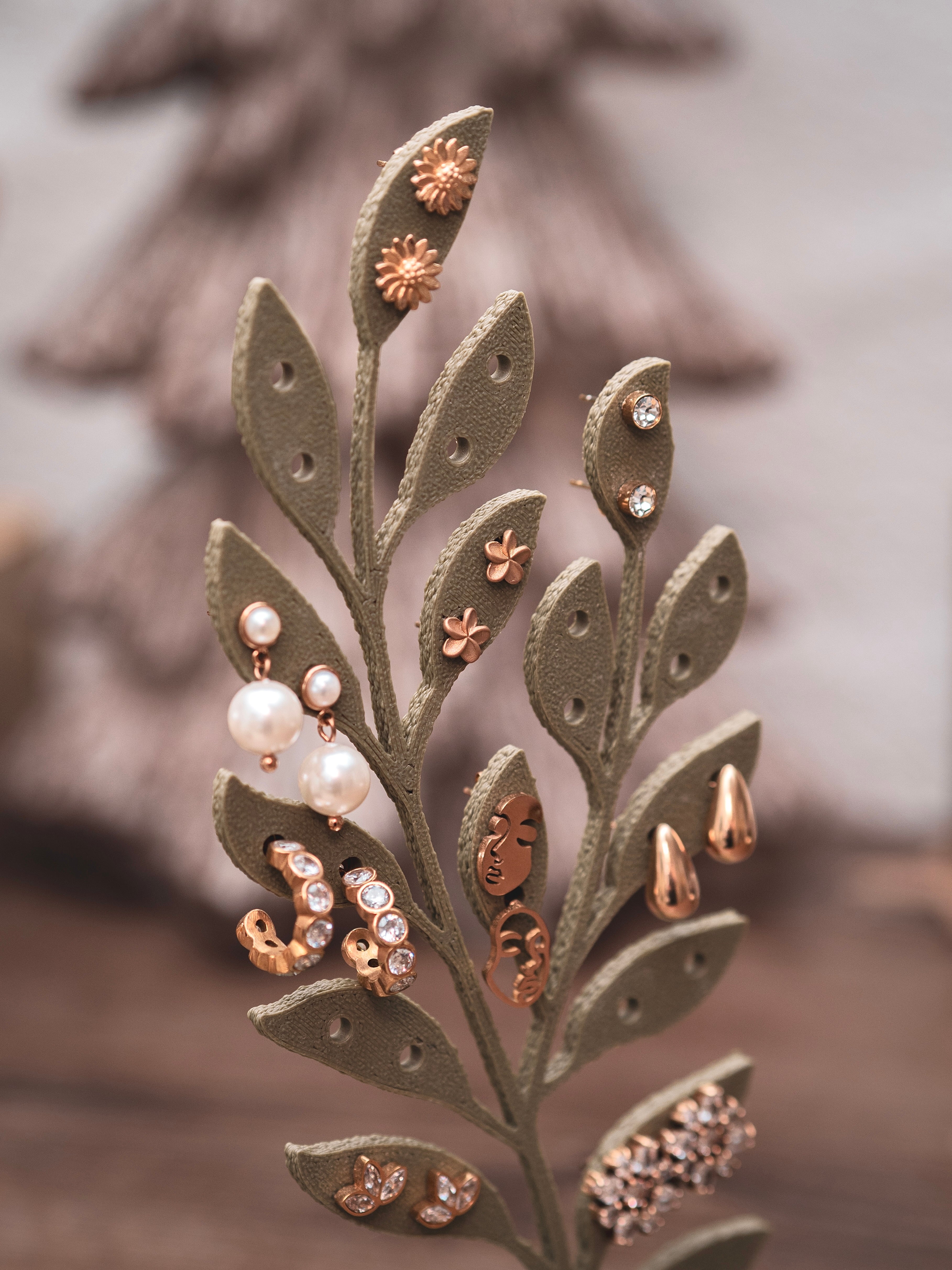 Schmuckständer Leaf für Ohrstecker mit kleiner Ablage