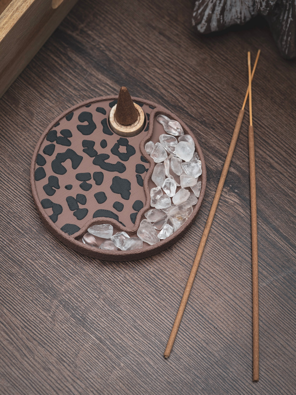 Räucherwerkhalter Set Leo | 10 cm - hellbraun schwarz mit Bergkristallen und Räucherkegeln | für Kegel & Stäbchen