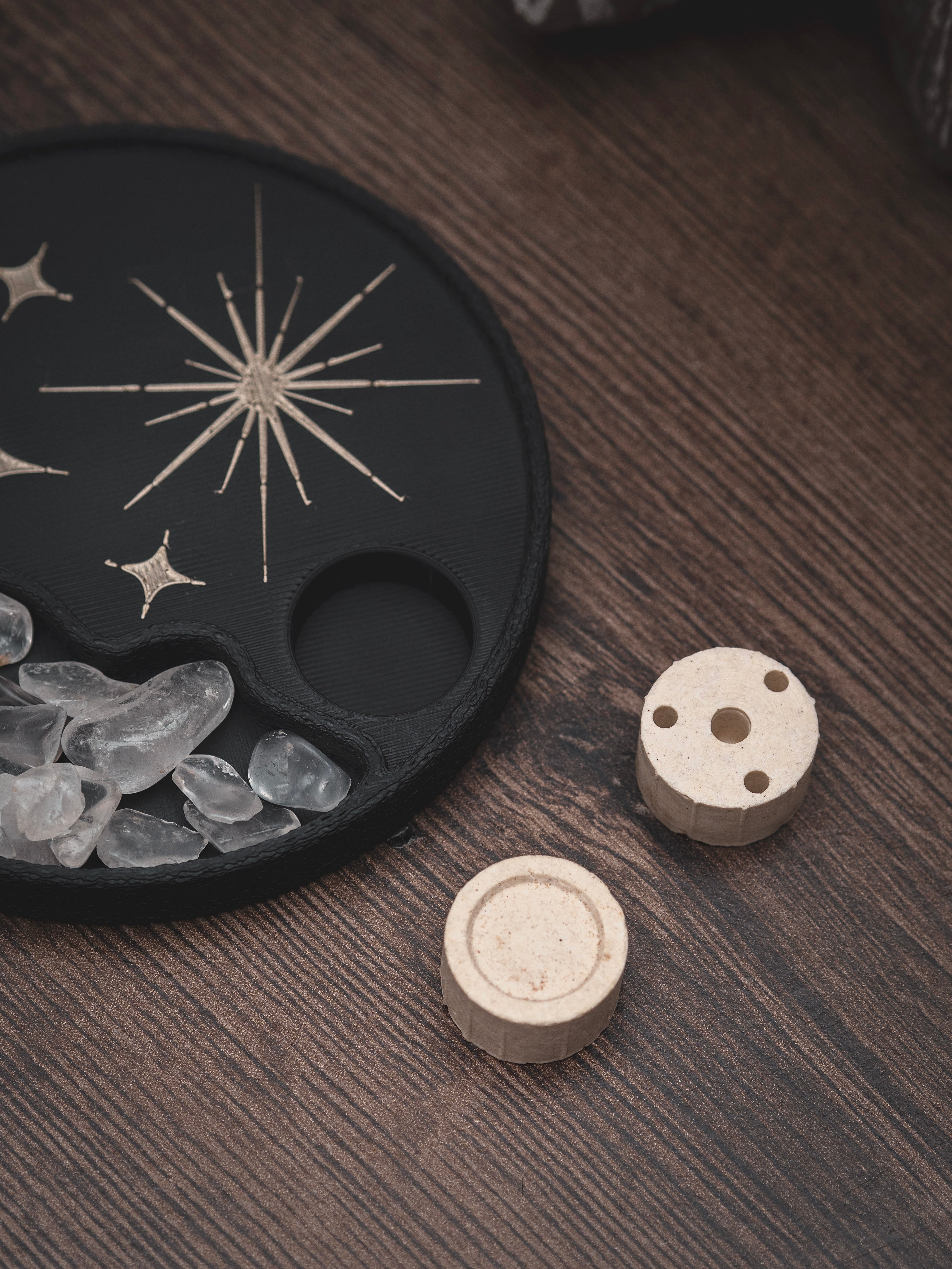 Räucherwerkhalter Set Sterne | 10 cm - schwarz iridiumgold mit Bergkristallen und Räucherkegeln | für Kegel & Stäbchen