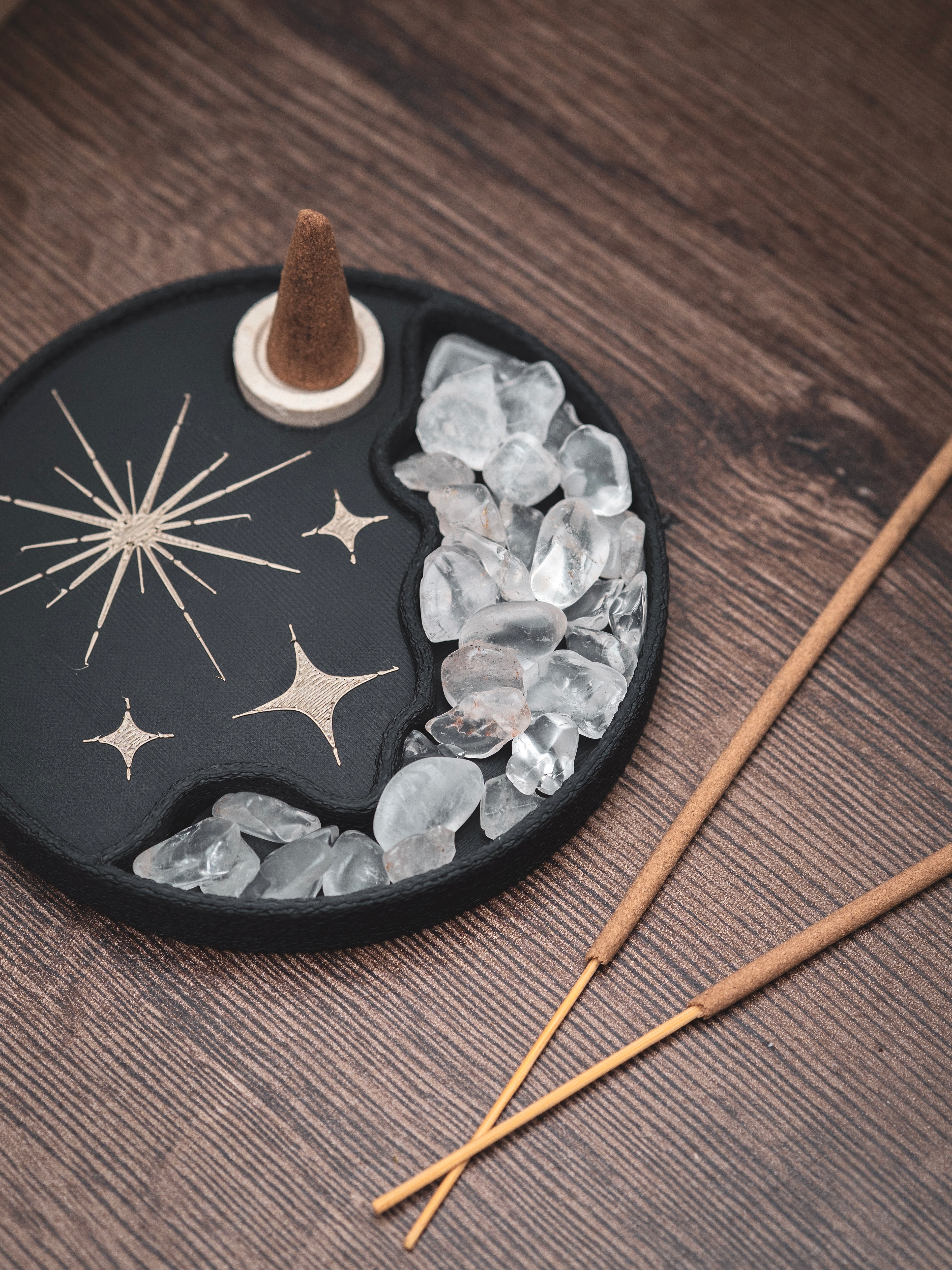 Räucherwerkhalter Set Sterne | 10 cm - schwarz iridiumgold mit Bergkristallen und Räucherkegeln | für Kegel & Stäbchen