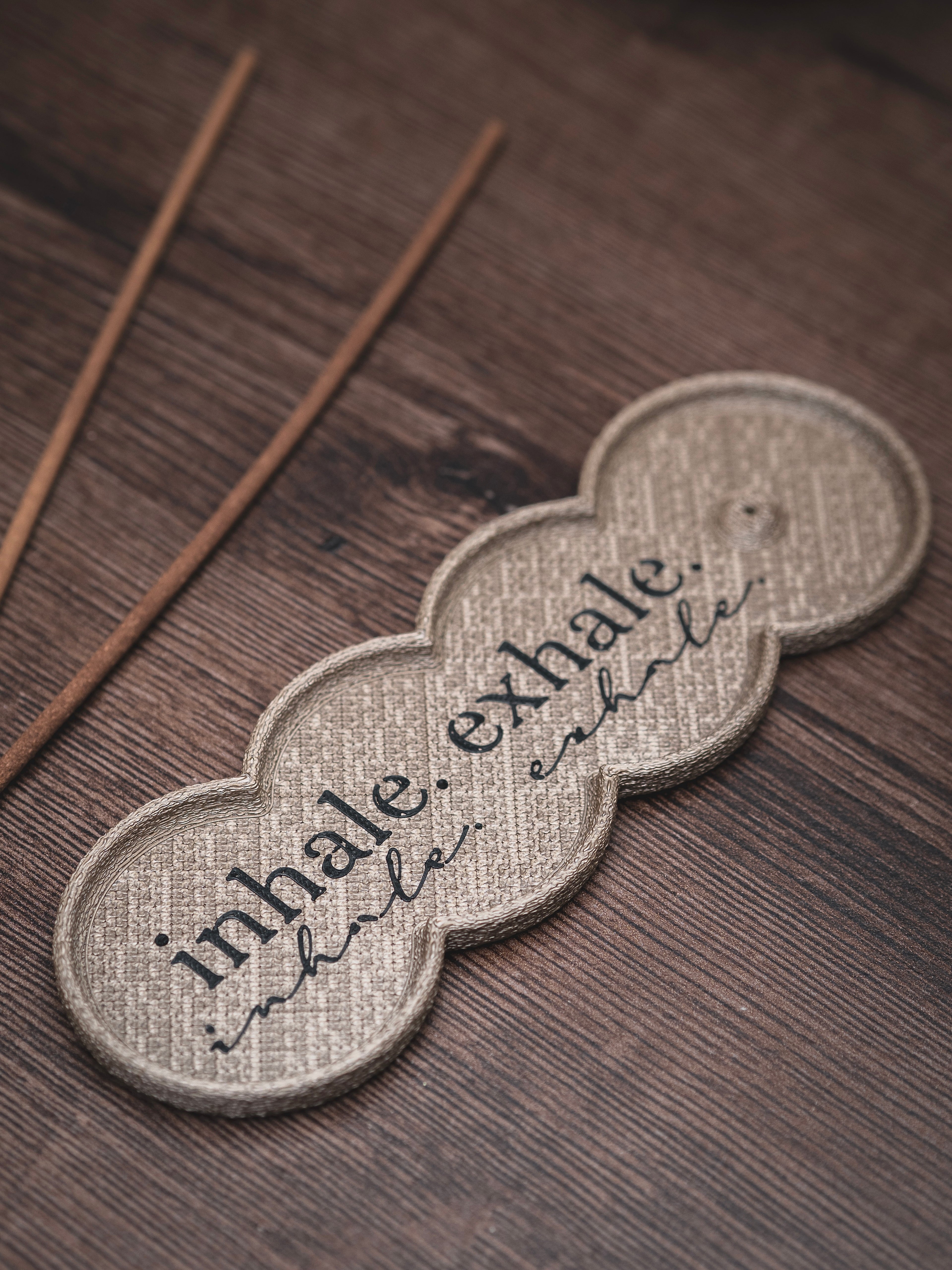 Räucherstäbchen Halter inhale.exhale. | 16 cm - verschiedene Farben | + 1 Gratis Räucherstäbchen