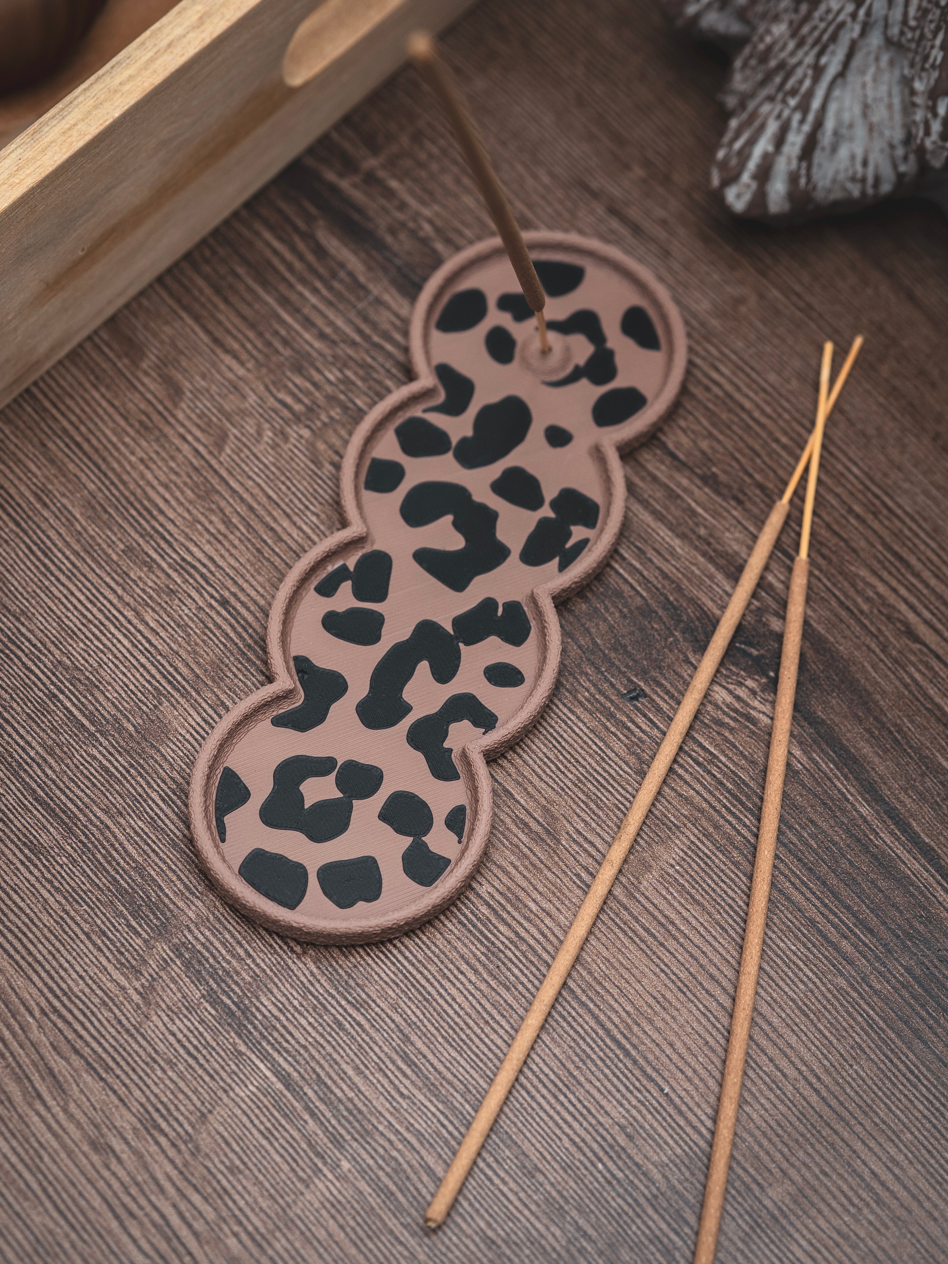 Räucherstäbchen Halter Leo | 16 cm - verschiedene Farben | + 1 Gratis Räucherstäbchen