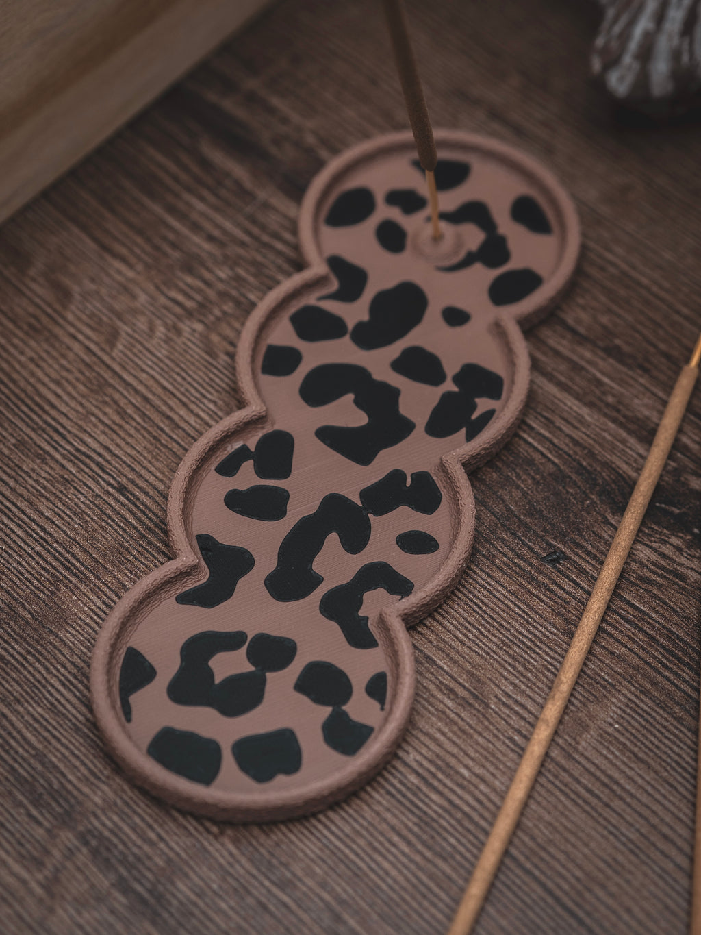 Räucherstäbchen Halter Leo | 16 cm - verschiedene Farben | + 1 Gratis Räucherstäbchen