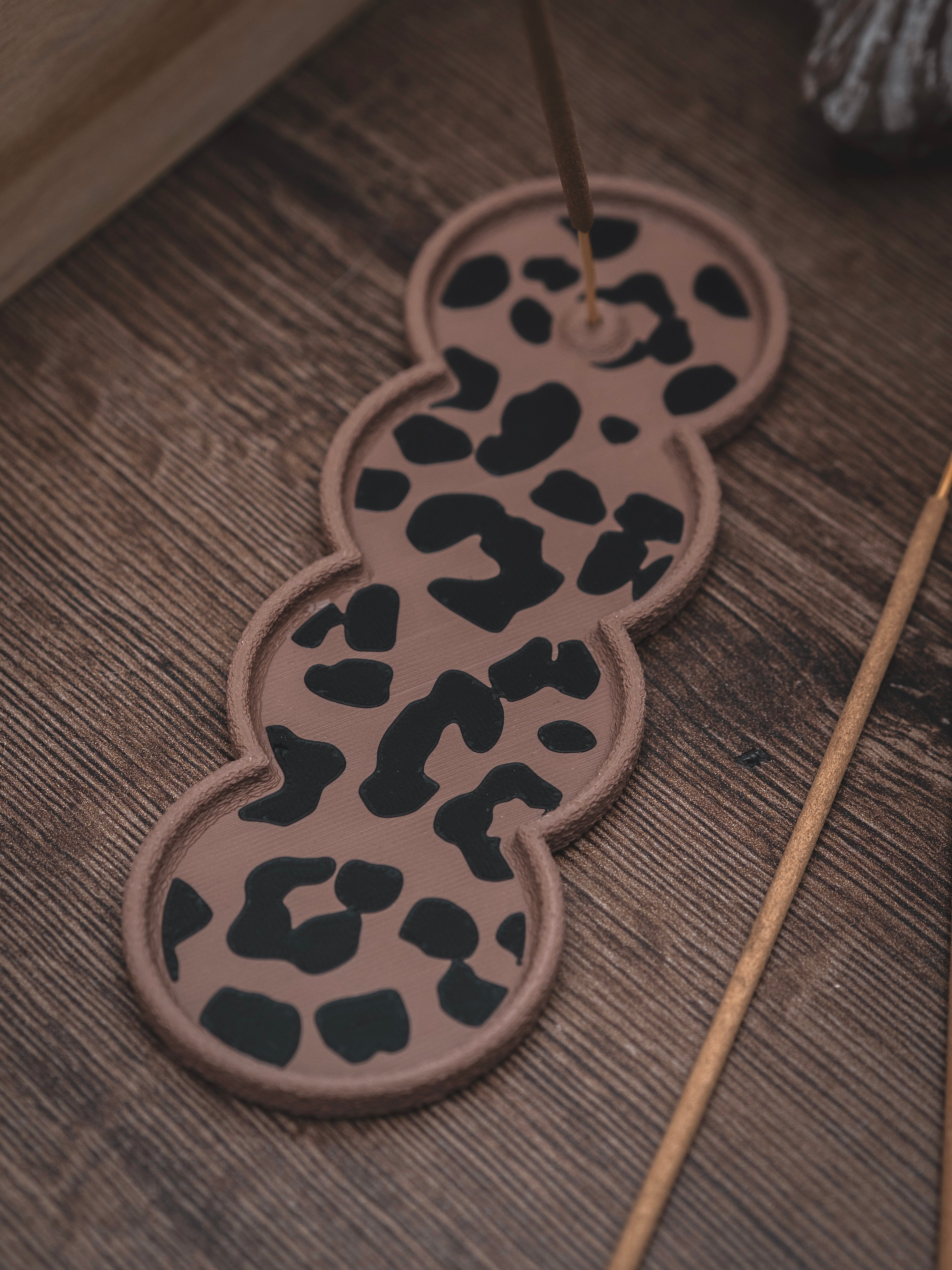 Räucherstäbchen Halter Leo | 16 cm - verschiedene Farben | + 1 Gratis Räucherstäbchen