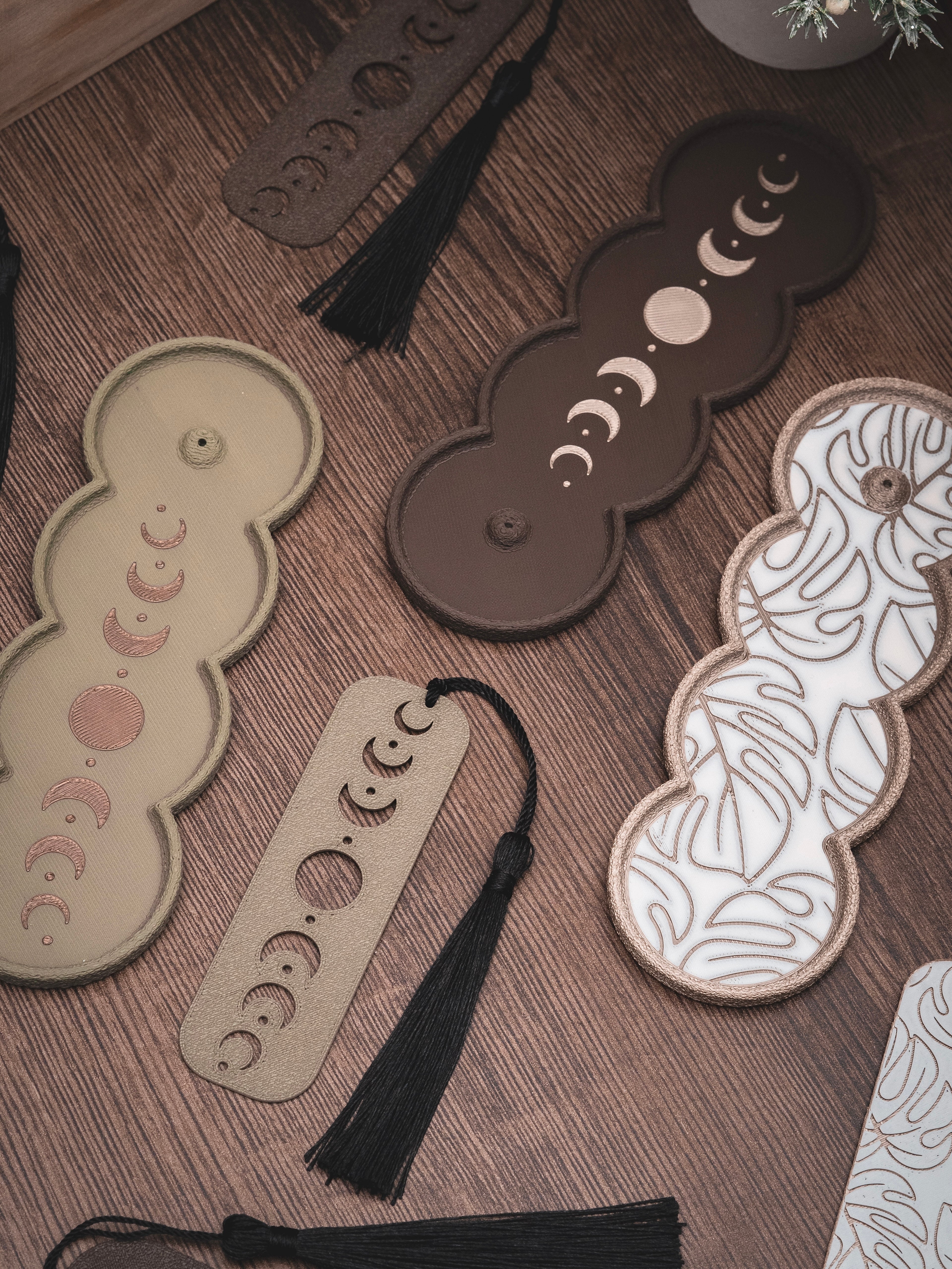 Räucherstäbchen Halter Mondphasen | 16 cm - verschiedene Farben | + 1 Gratis Räucherstäbchen