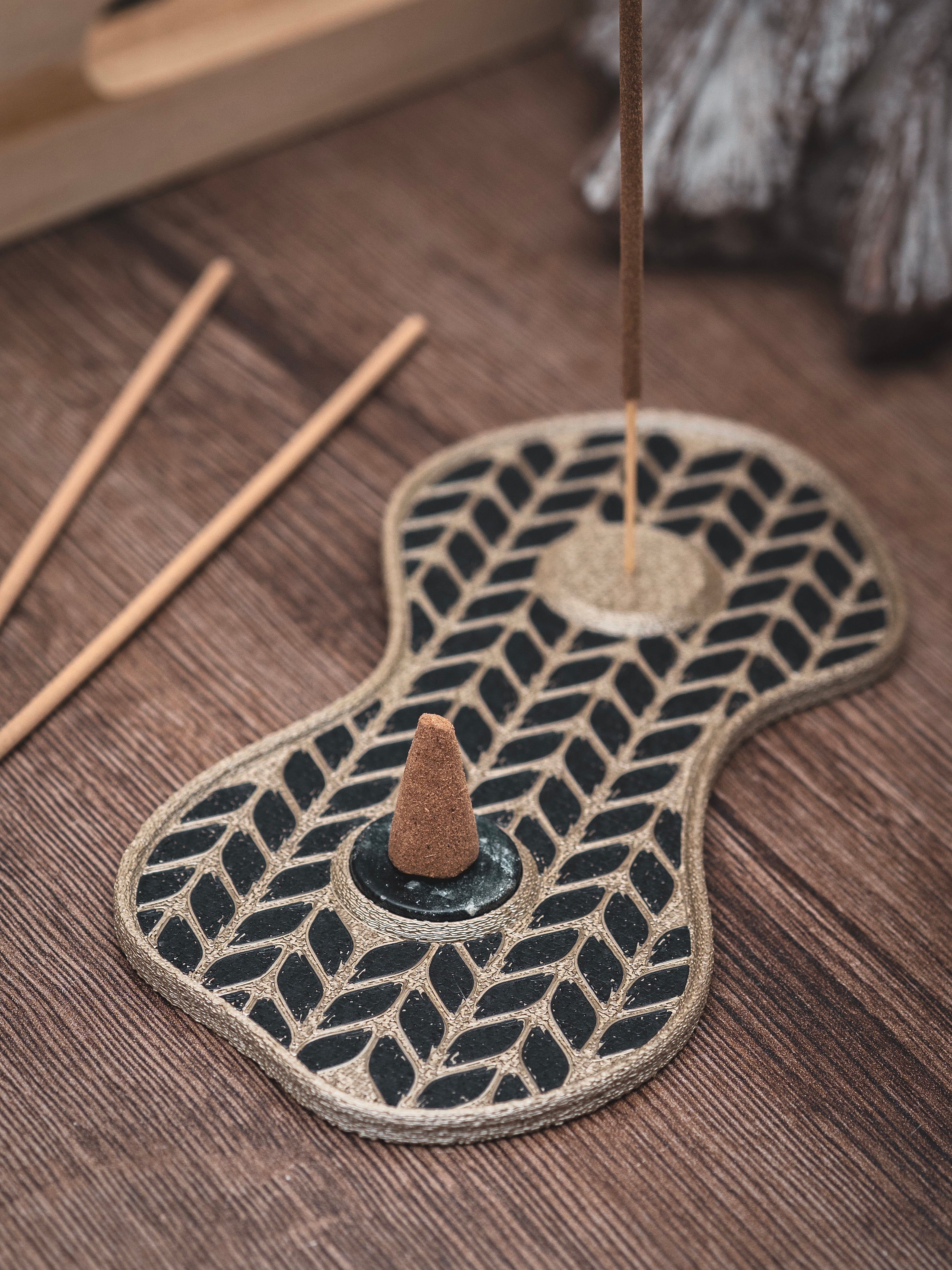 Räucherstäbchen & -kegel Halter Strick | 18 cm - verschiedene Farben | + 1 Gratis Räucherstäbchen