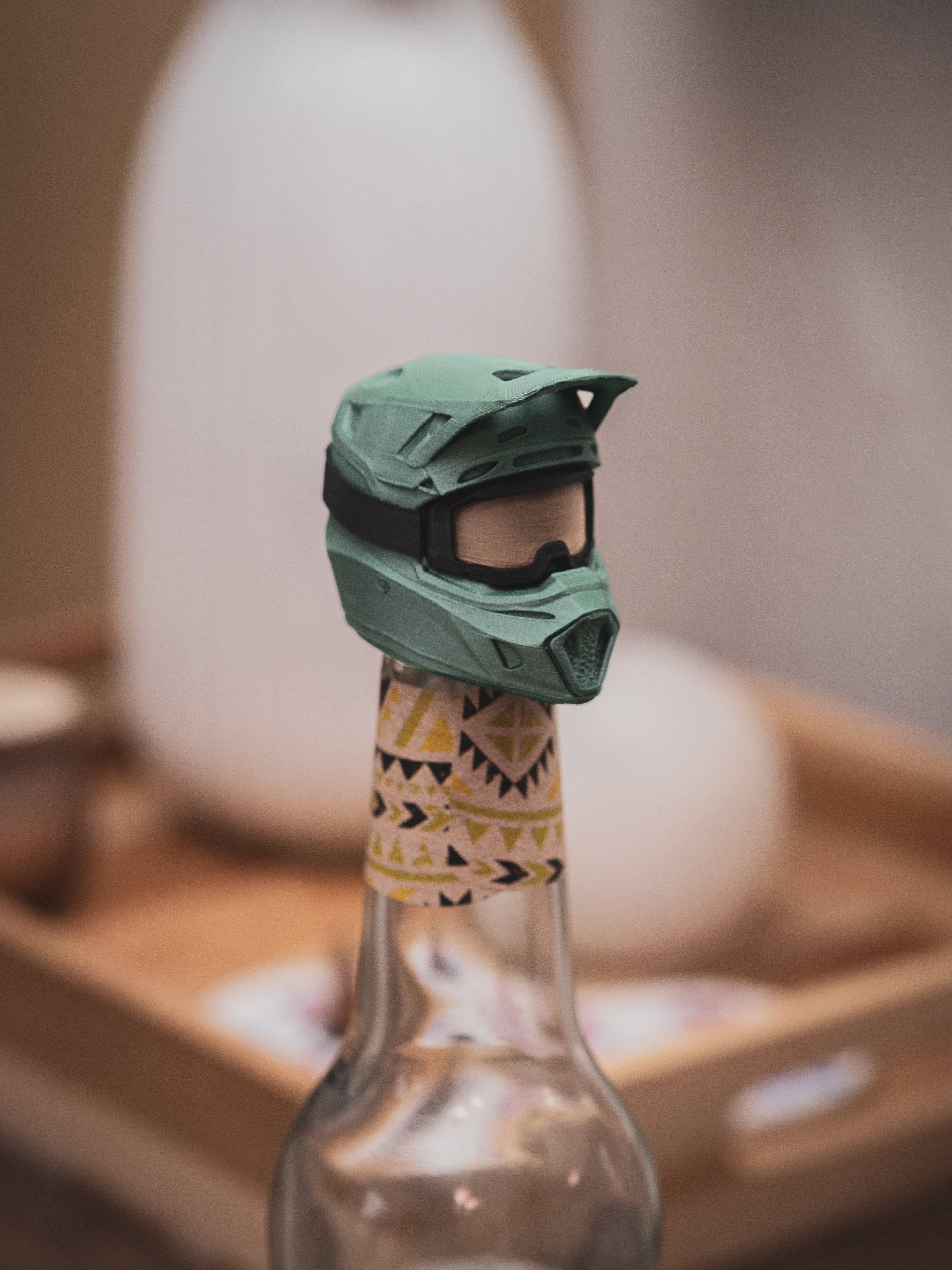 Flaschendeckel Motorradhelm für Bier, Limo & kl. Sektflaschen mit schwarzer Brille | Helm in verschiedenen Farben | mit Schlüsselring