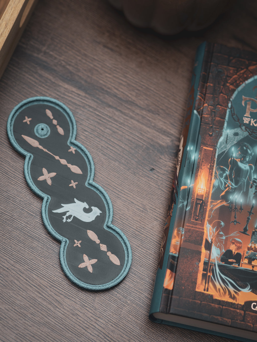 Räucherstäbchen Halter Chamber of Secrets | 16 cm - schwarz kupferbraun kobaltblau weiß