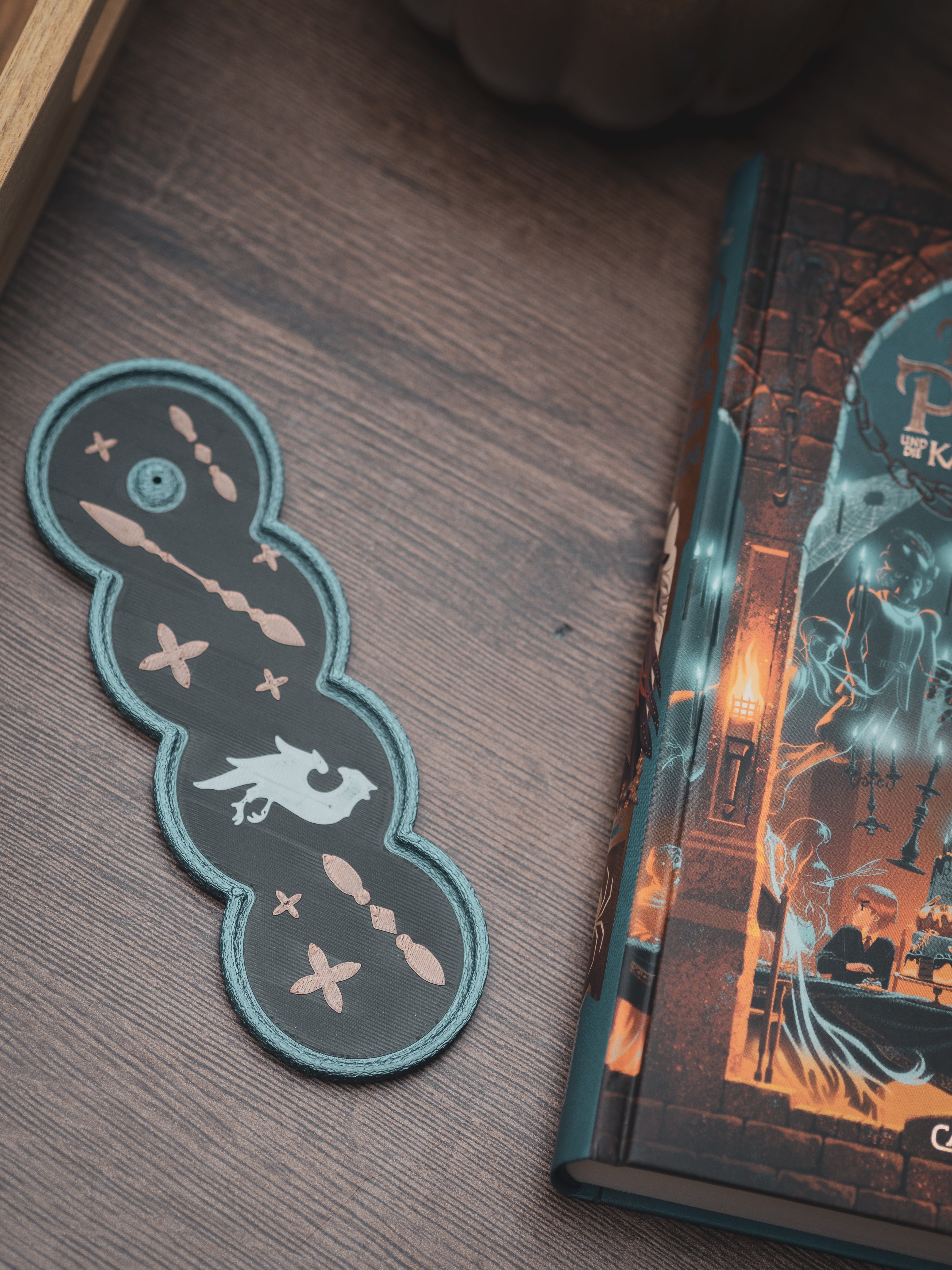 Räucherstäbchen Halter Chamber of Secrets | 16 cm - schwarz kupferbraun kobaltblau weiß