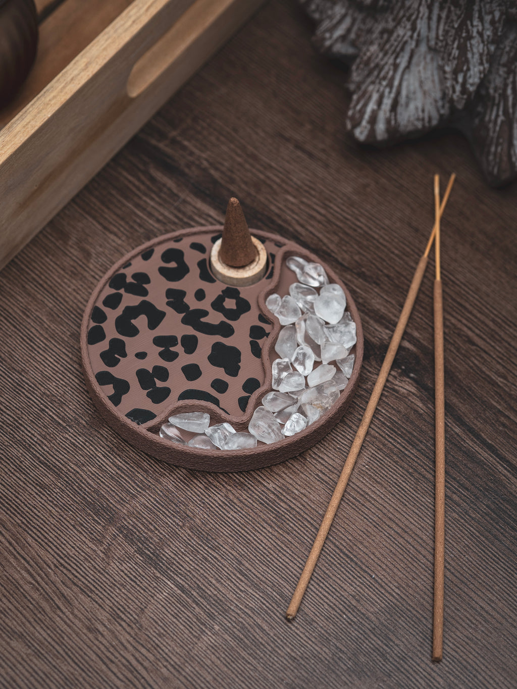 Räucherwerkhalter Set Leo | 10 cm - hellbraun schwarz mit Bergkristallen und Räucherkegeln | für Kegel & Stäbchen