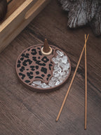 Räucherwerkhalter Set Leo | 10 cm - hellbraun schwarz mit Bergkristallen und Räucherkegeln | für Kegel & Stäbchen