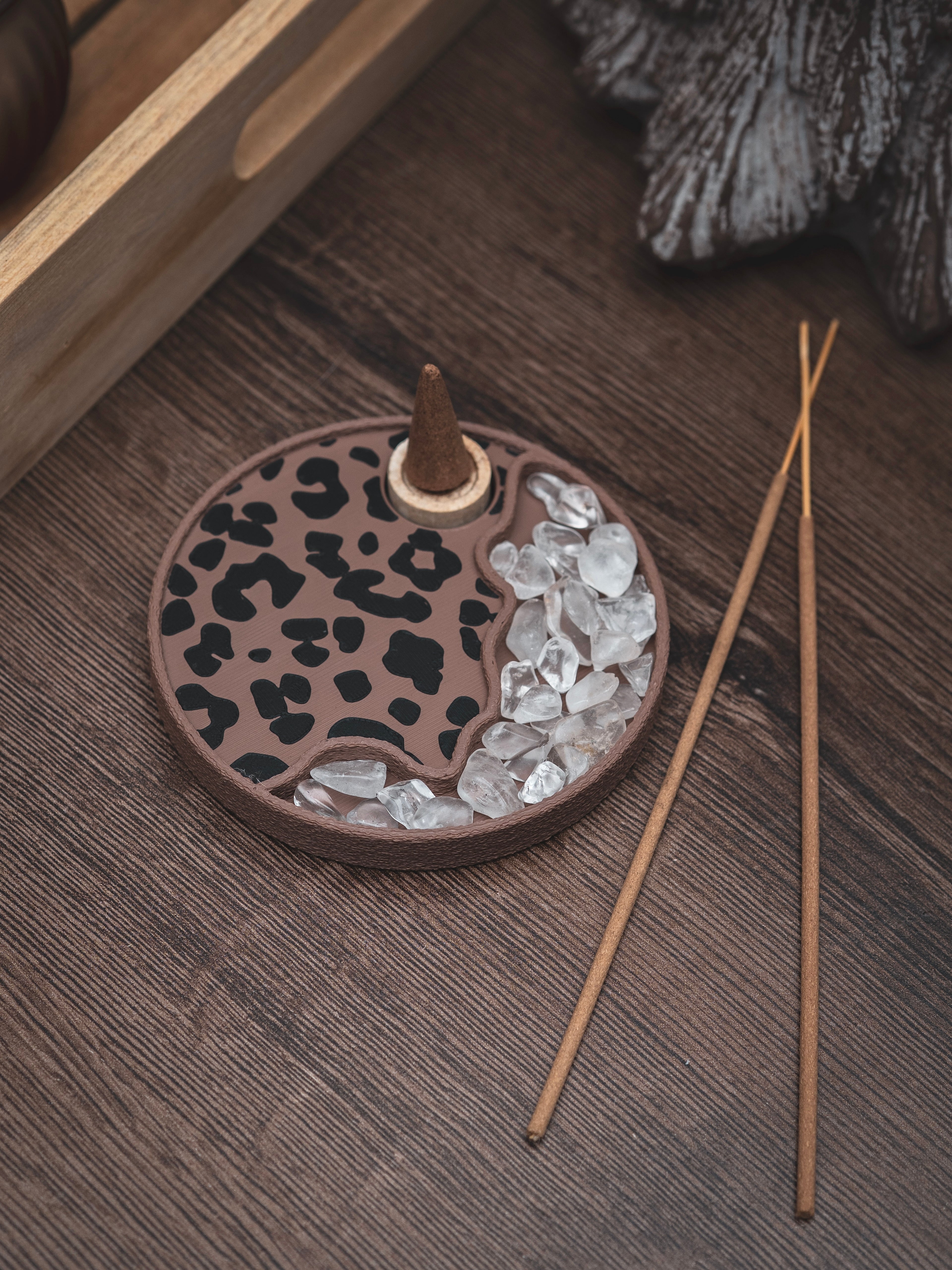Räucherwerkhalter Set Leo | 10 cm - hellbraun schwarz mit Bergkristallen und Räucherkegeln | für Kegel & Stäbchen