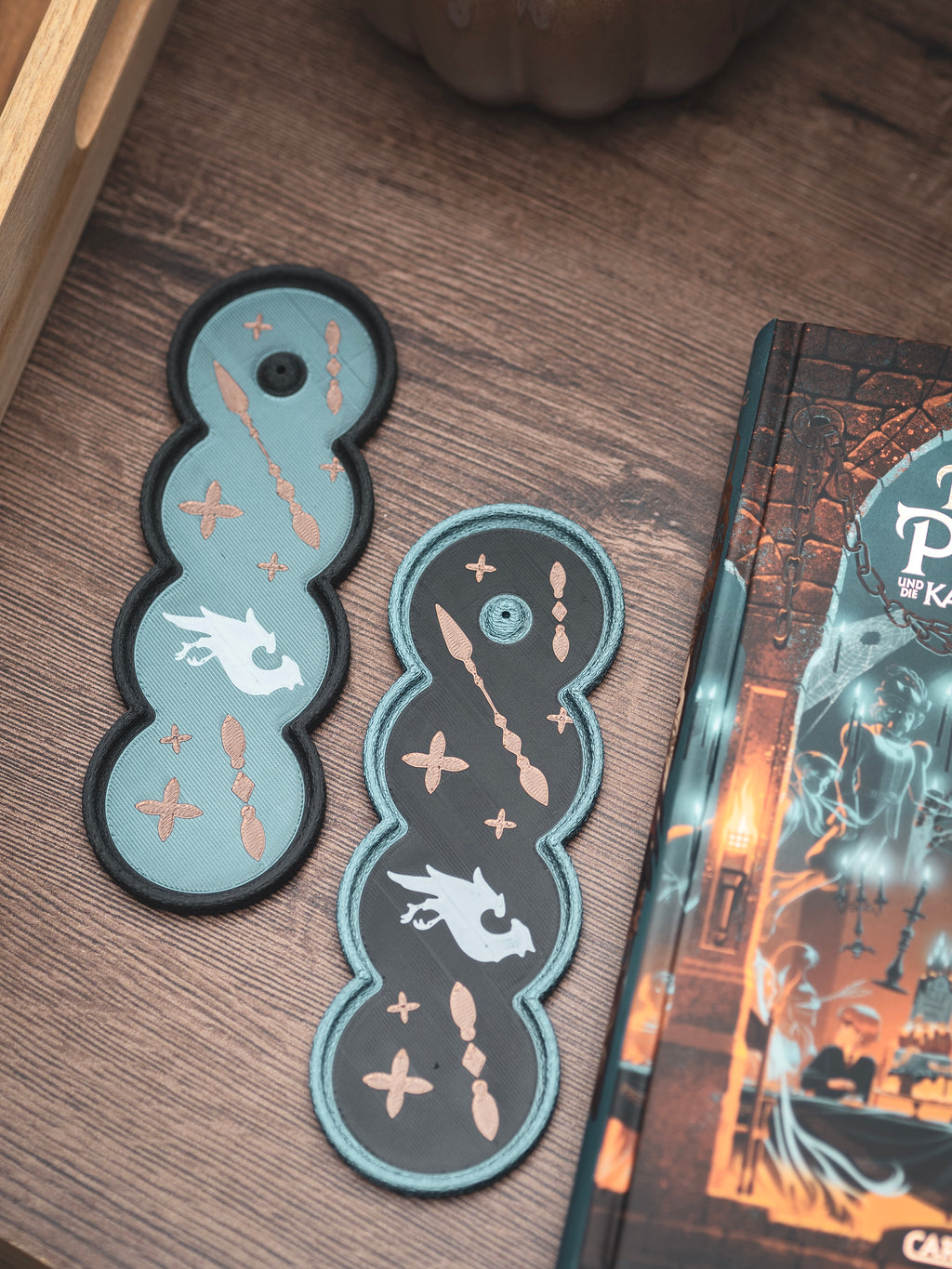 Räucherstäbchen Halter Chamber of Secrets | 16 cm - schwarz kupferbraun kobaltblau weiß