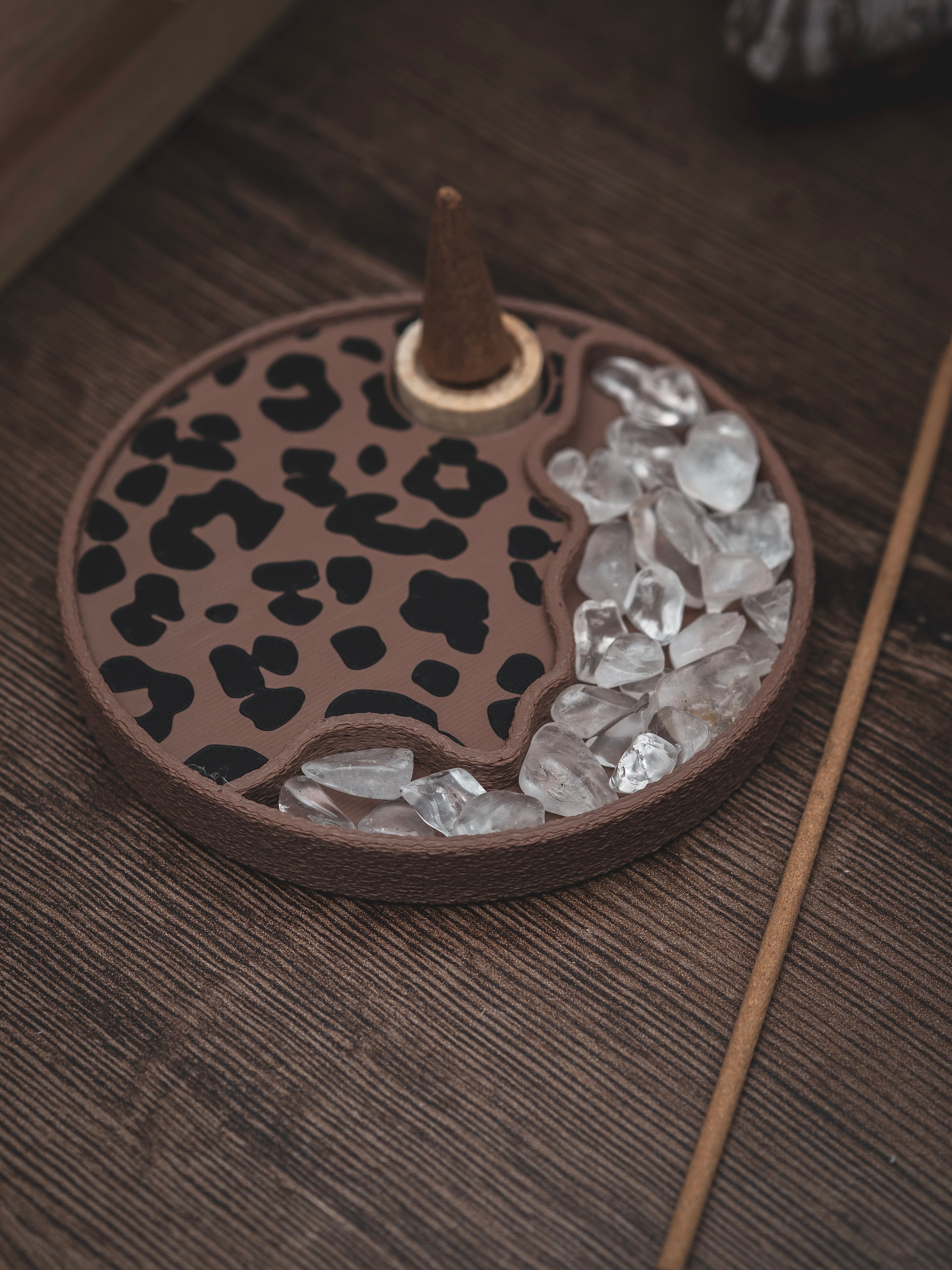 Räucherwerkhalter Set Leo | 10 cm - hellbraun schwarz mit Bergkristallen und Räucherkegeln | für Kegel & Stäbchen