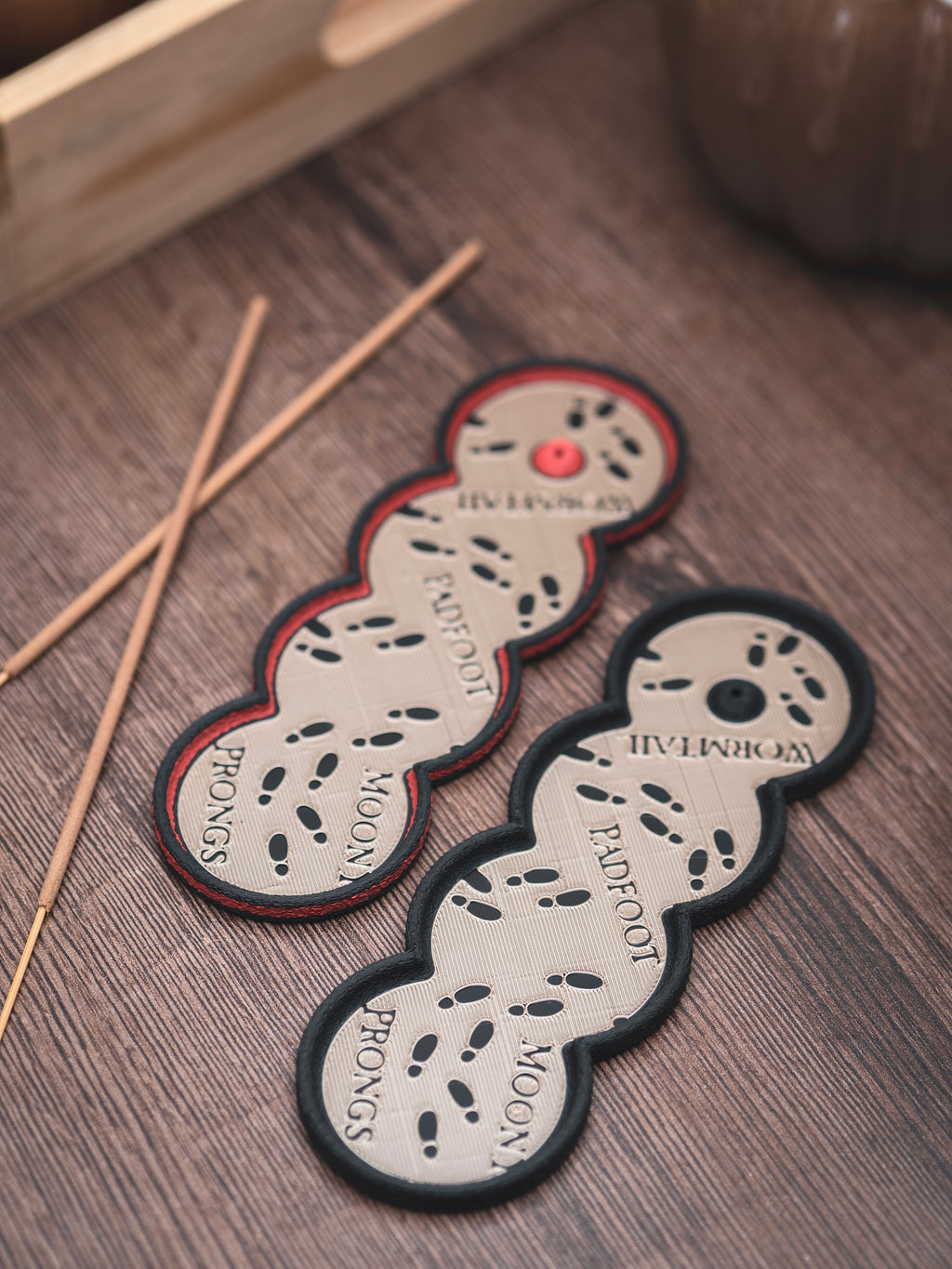 Räucherstäbchen Halter Rumtreiber | 16 cm - schwarz rot iridiumgold