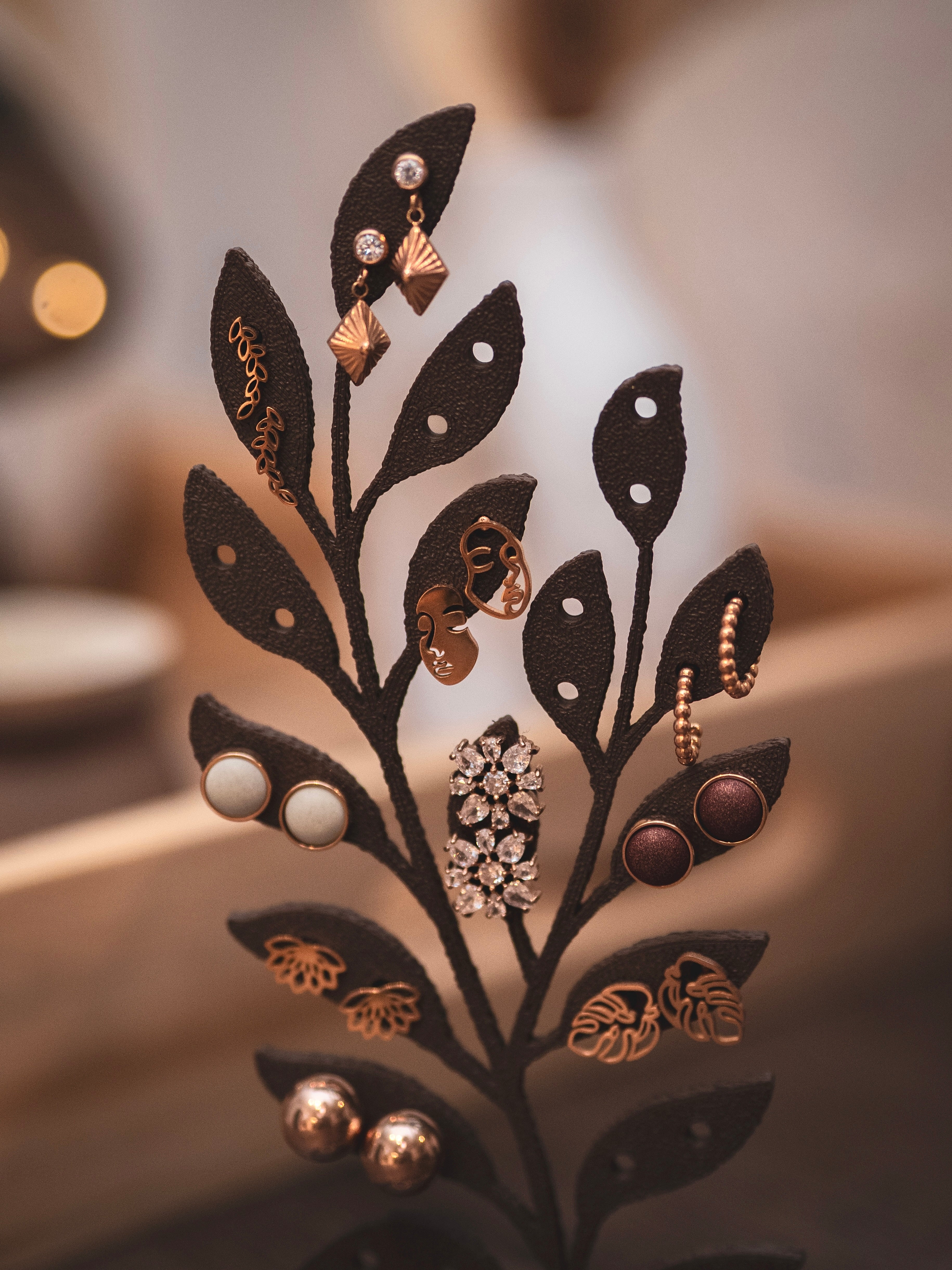 Schmuckständer Leaf für Ohrstecker mit kleiner Ablage