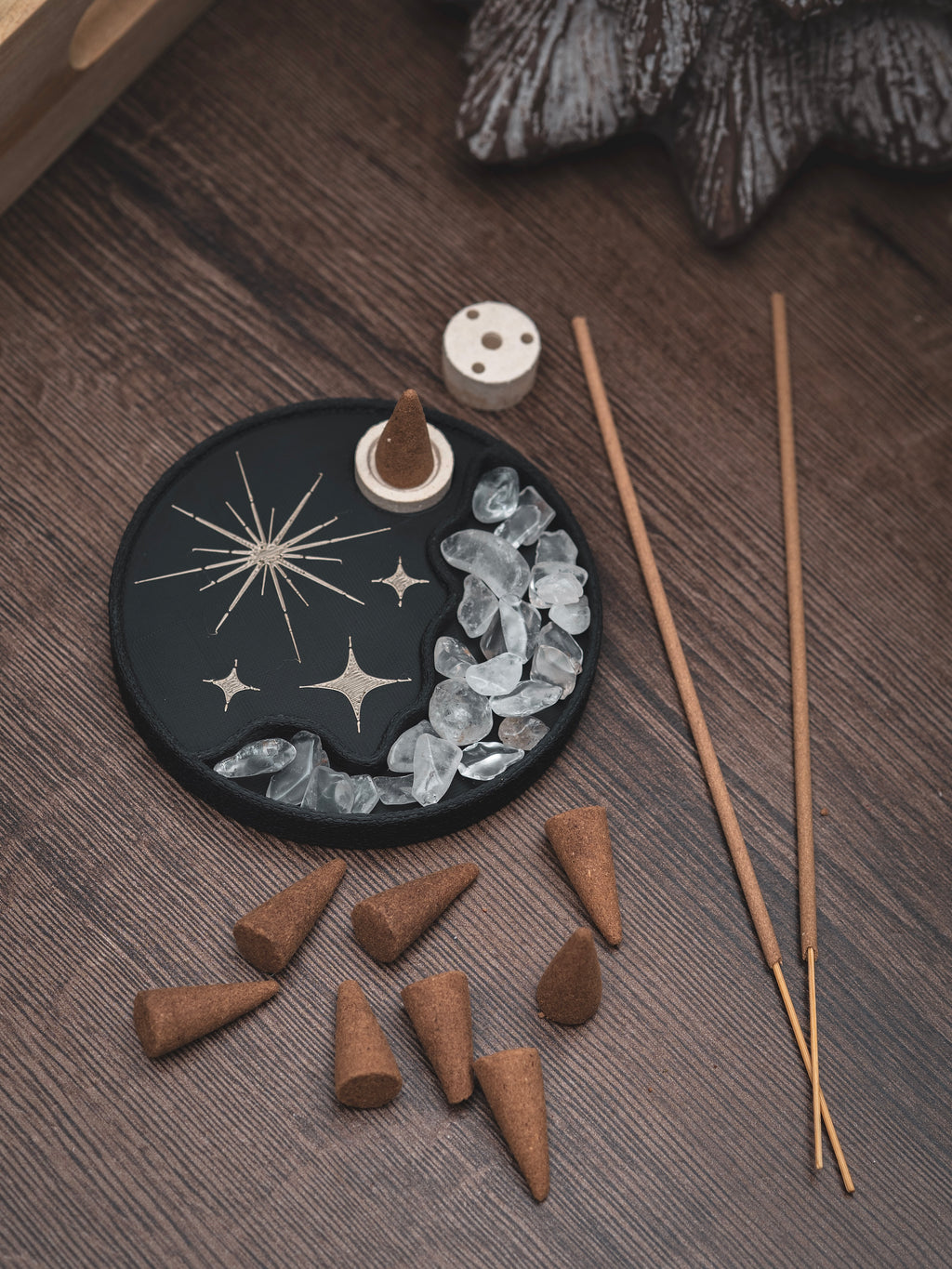 Räucherwerkhalter Set Sterne | 10 cm - schwarz iridiumgold mit Bergkristallen und Räucherkegeln | für Kegel & Stäbchen