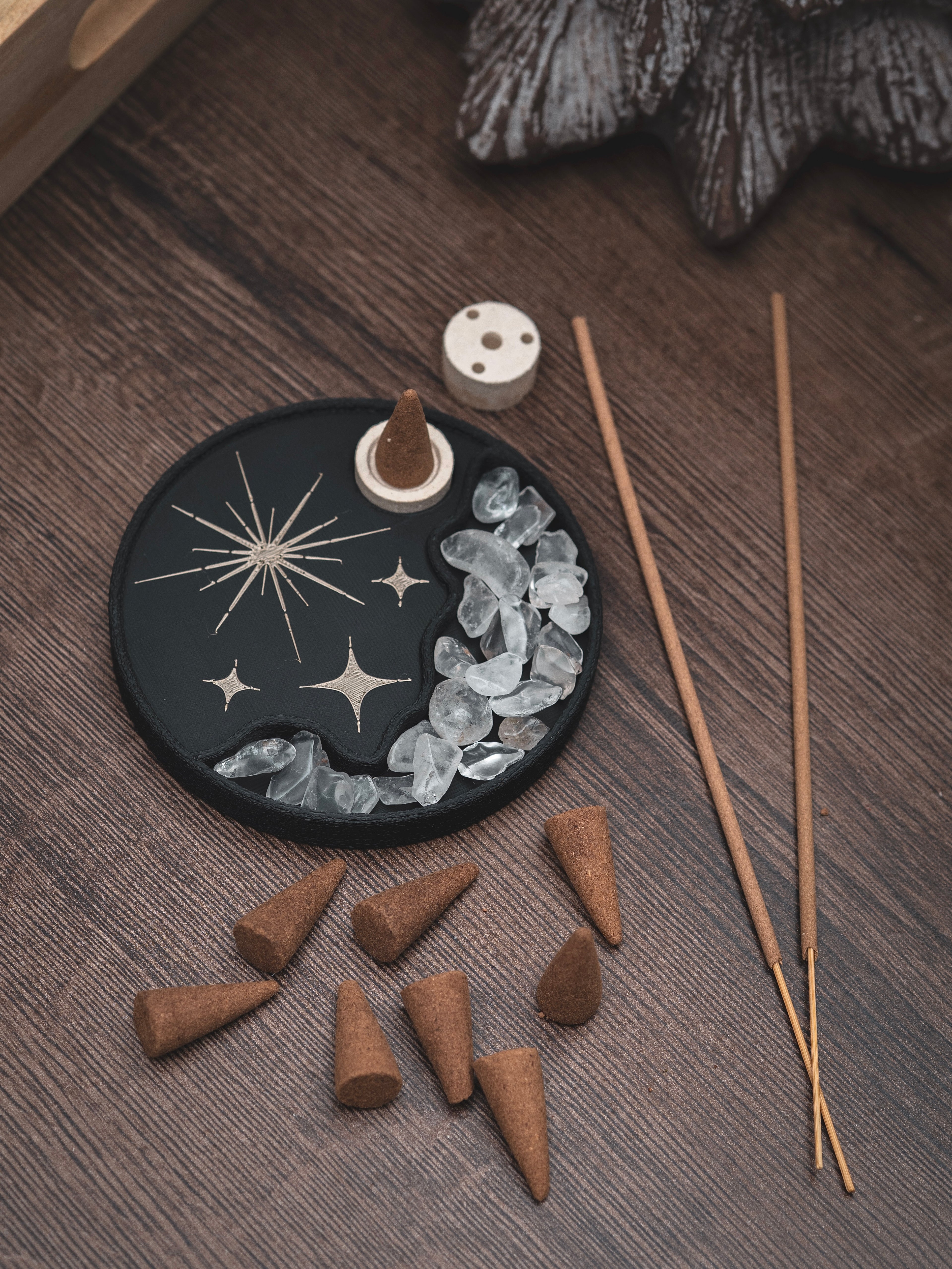 Räucherwerkhalter Set Sterne | 10 cm - schwarz iridiumgold mit Bergkristallen und Räucherkegeln | für Kegel & Stäbchen