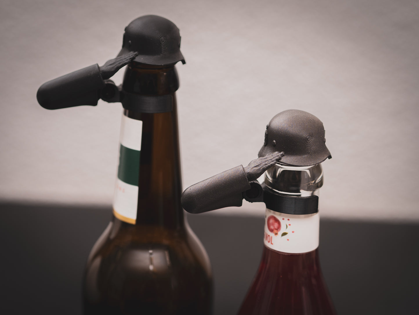 Flaschendeckel Stahlhelm für Bier, Limo & kl. Sektflaschen | Vorbestellung