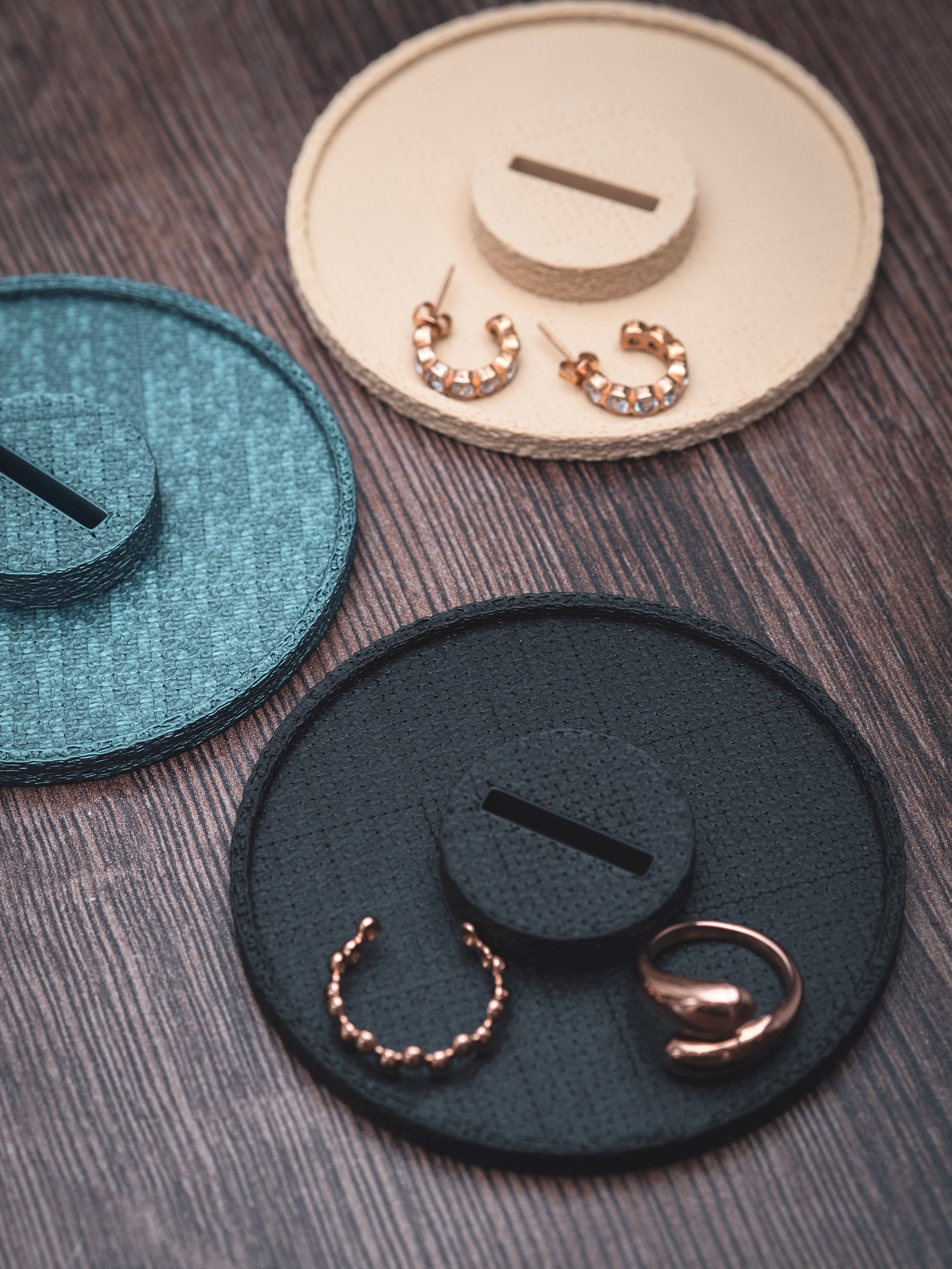 Schmuckständer Leaf für Ohrstecker mit kleiner Ablage