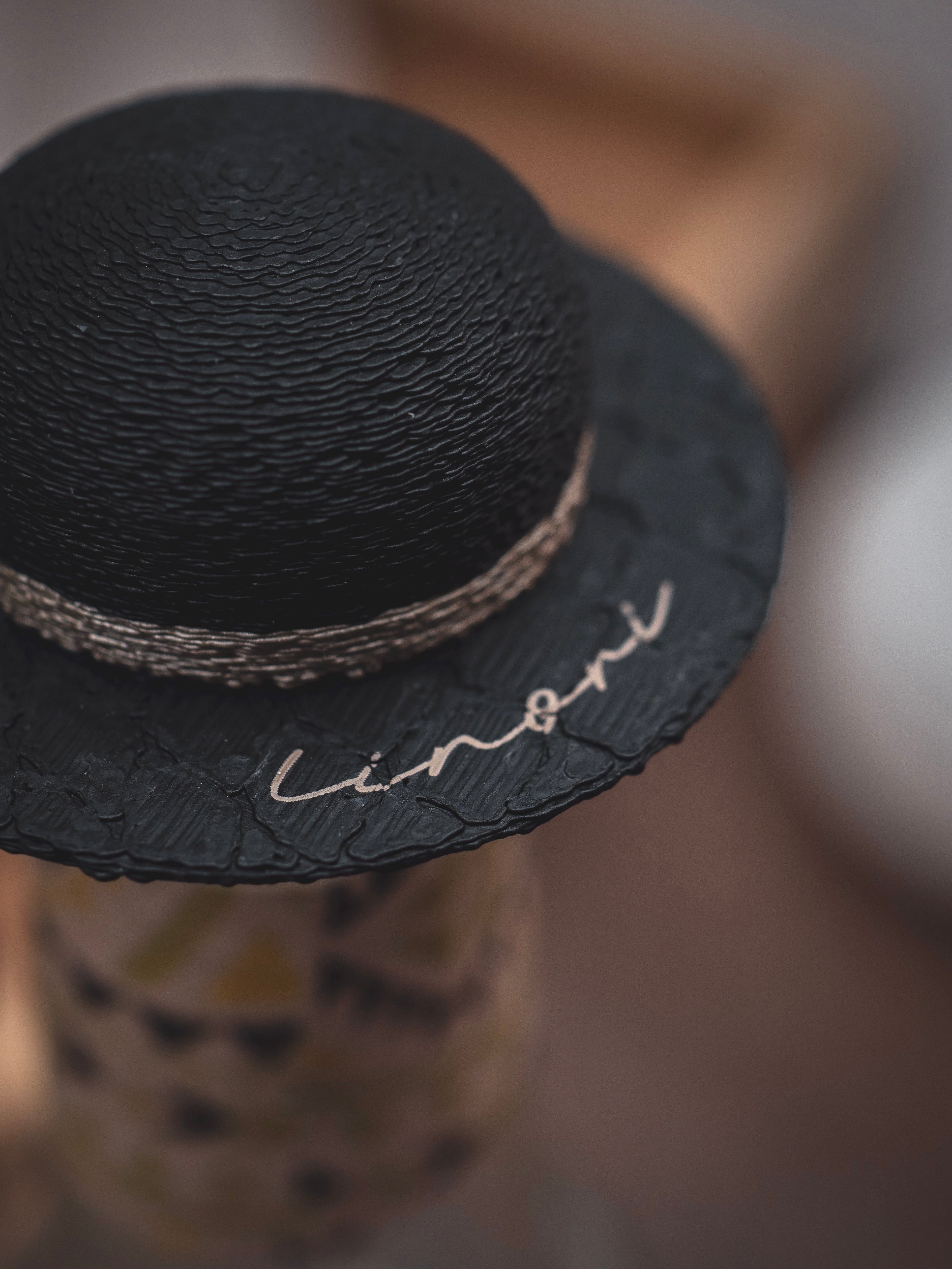 Flaschendeckel Sommerhut für Bier, Limo & kl. Sektflaschen | in schwarz & personalisierbar