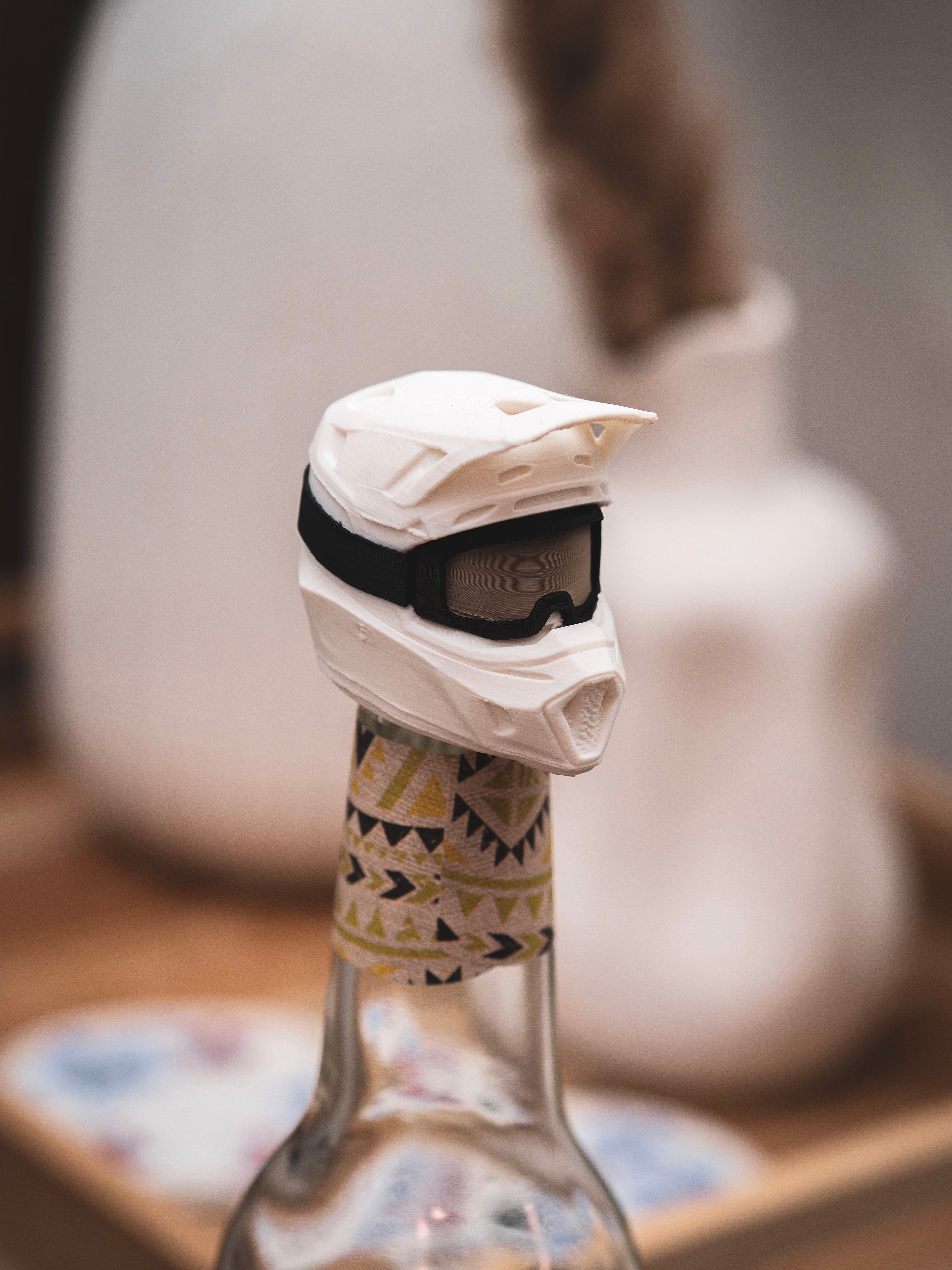 Flaschendeckel Motorradhelm für Bier, Limo & kl. Sektflaschen mit schwarzer Brille | Helm in verschiedenen Farben | mit Schlüsselring