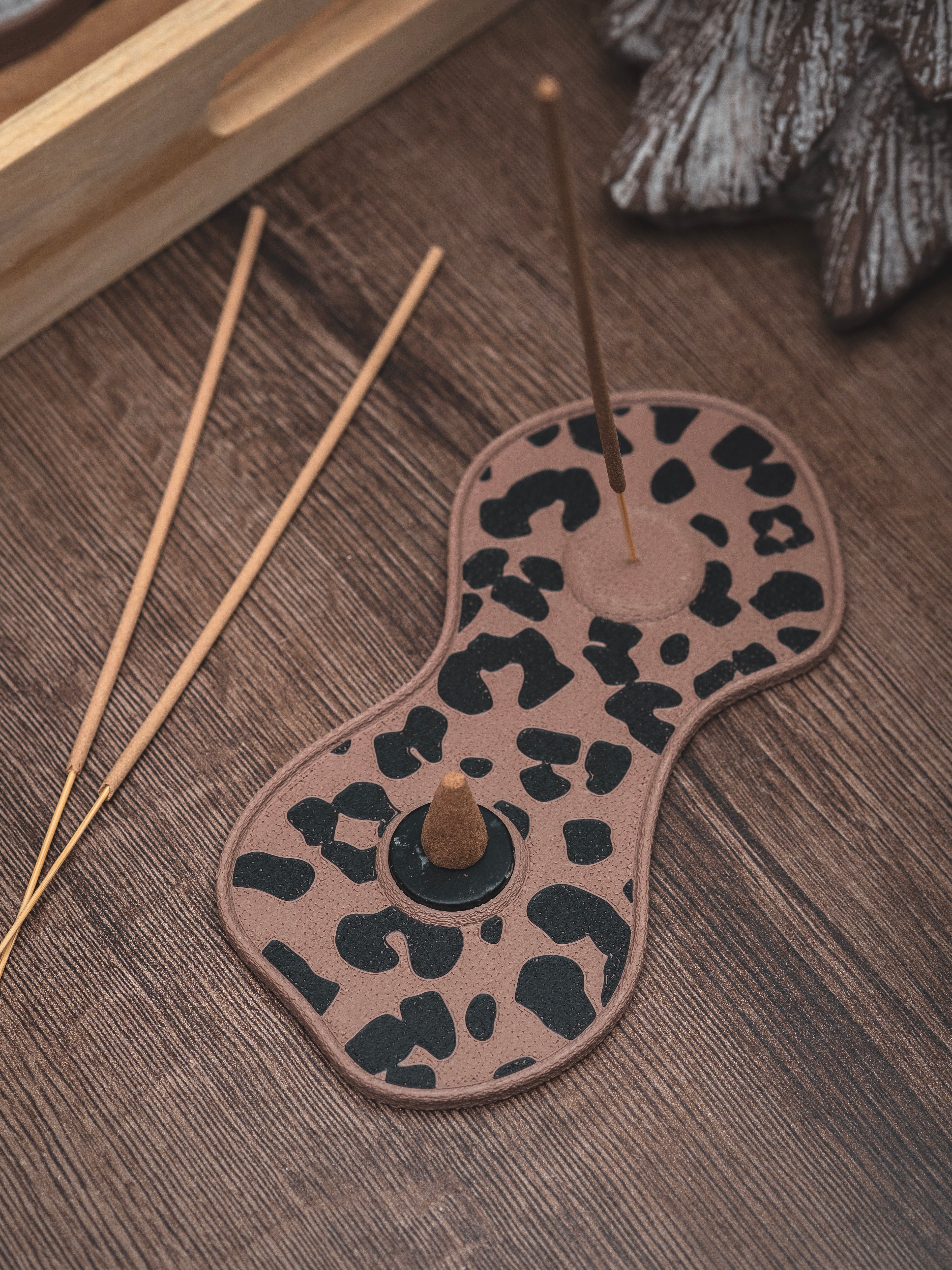 Räucherstäbchen & -kegel Halter Leo | 18 cm - verschiedene Farben | + 1 Gratis Räucherstäbchen