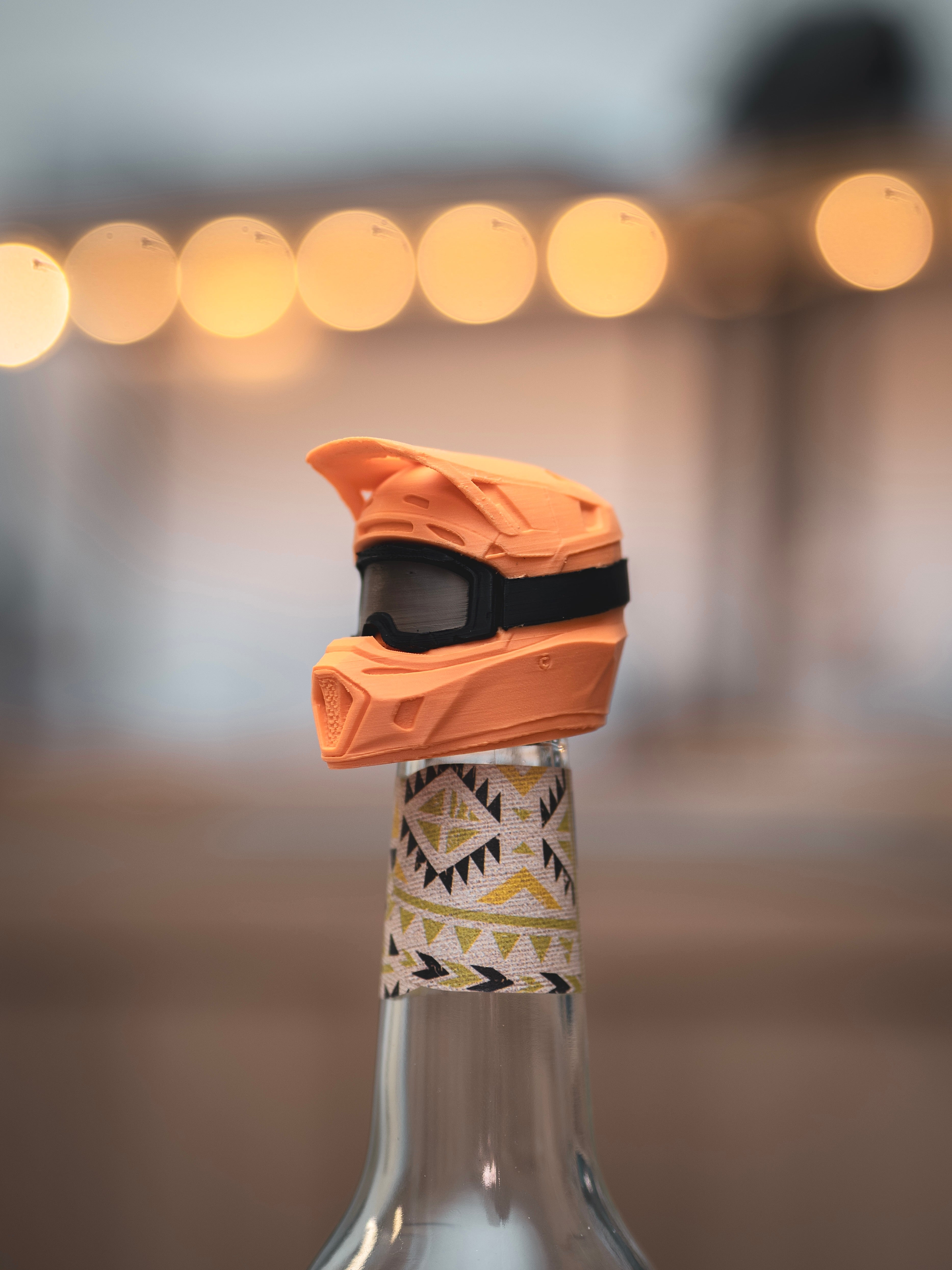 Flaschendeckel Motorradhelm für Bier, Limo & kl. Sektflaschen mit schwarzer Brille | Helm in verschiedenen Farben | mit Schlüsselring