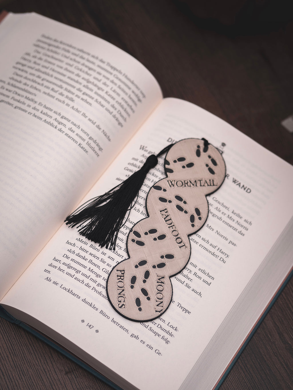 Lesezeichen Rumtreiber mit Quaste | schwarz, iridiumgold metallic