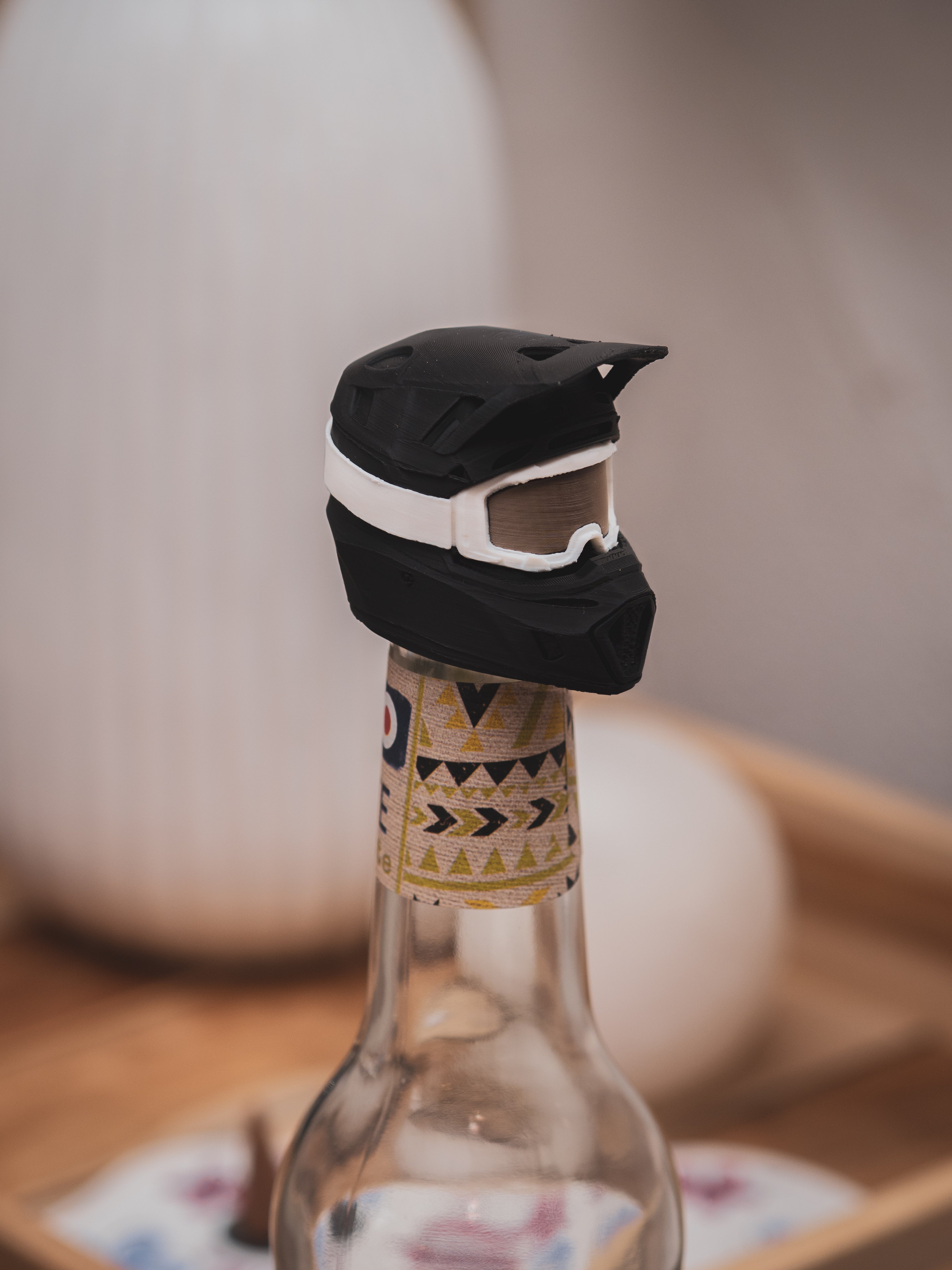 Flaschendeckel Motorradhelm für Bier, Limo & kl. Sektflaschen | schwarzer Helm | Brille in verschiedenen Farben | mit Schlüsselring