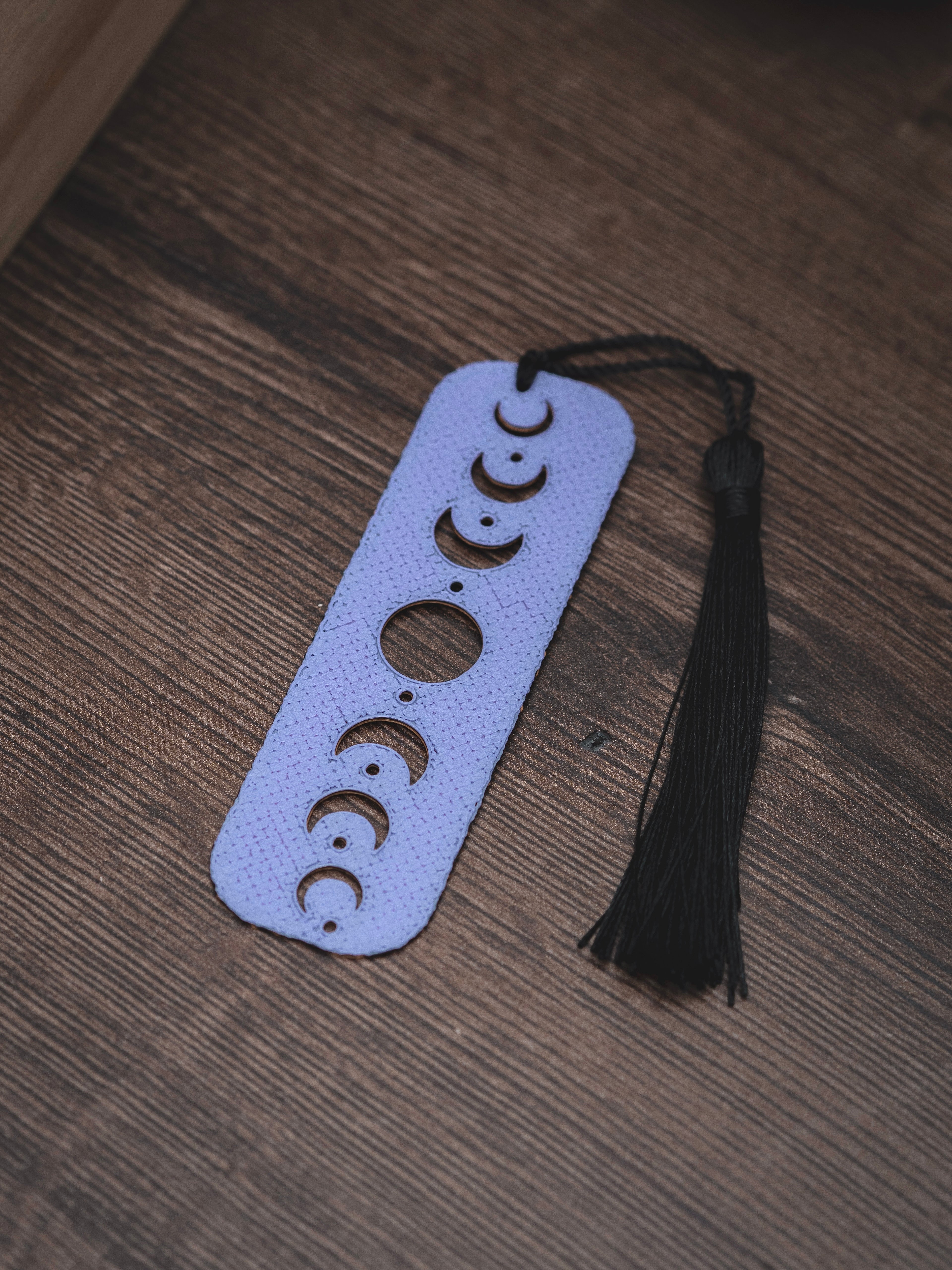 Lesezeichen Mondphasen zweifarbig mit Quaste | verschiedene Farben