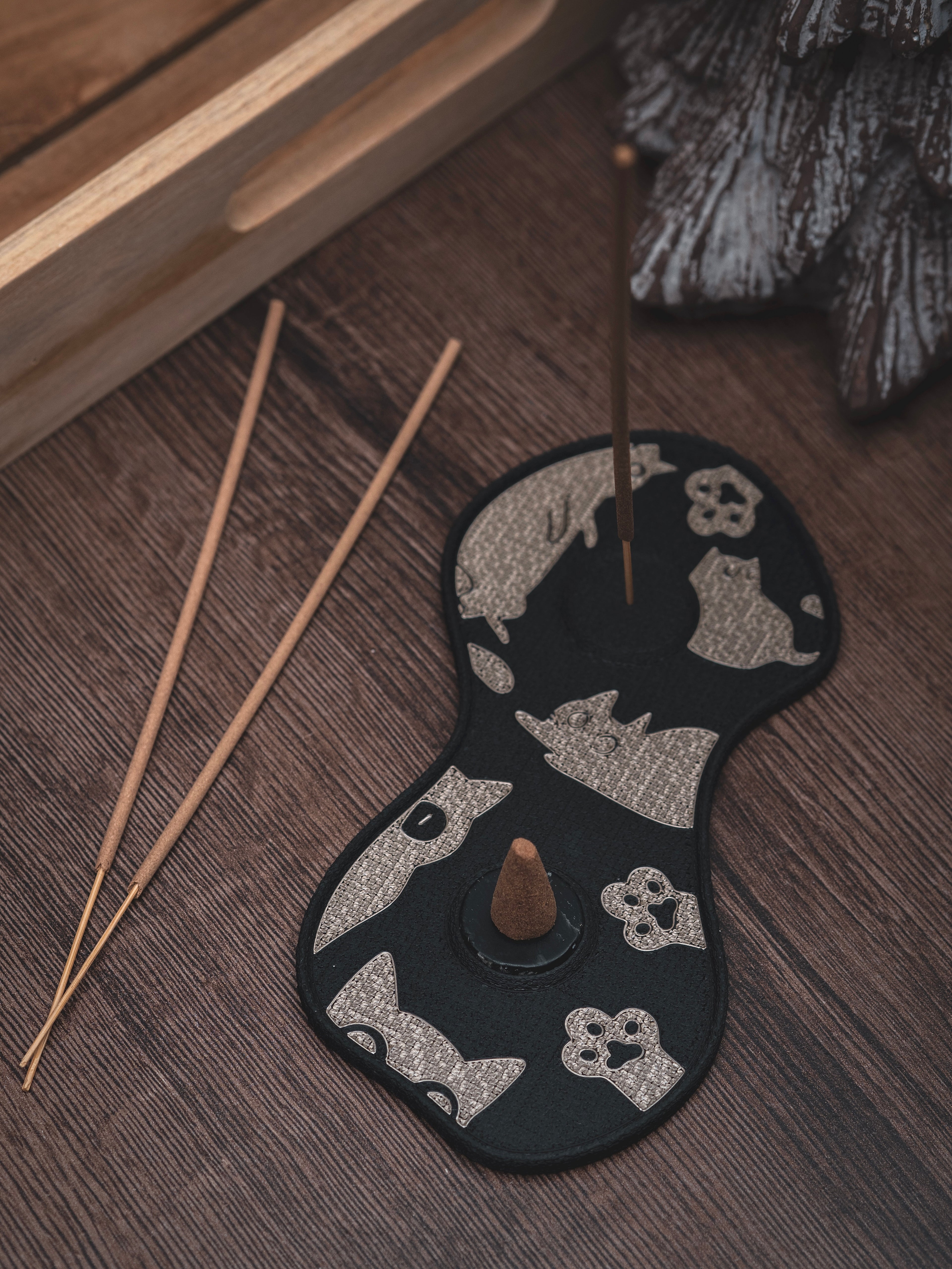 Räucherstäbchen & -kegel Halter Katzen | 18 cm - verschiedene Farben | + 1 Gratis Räucherstäbchen