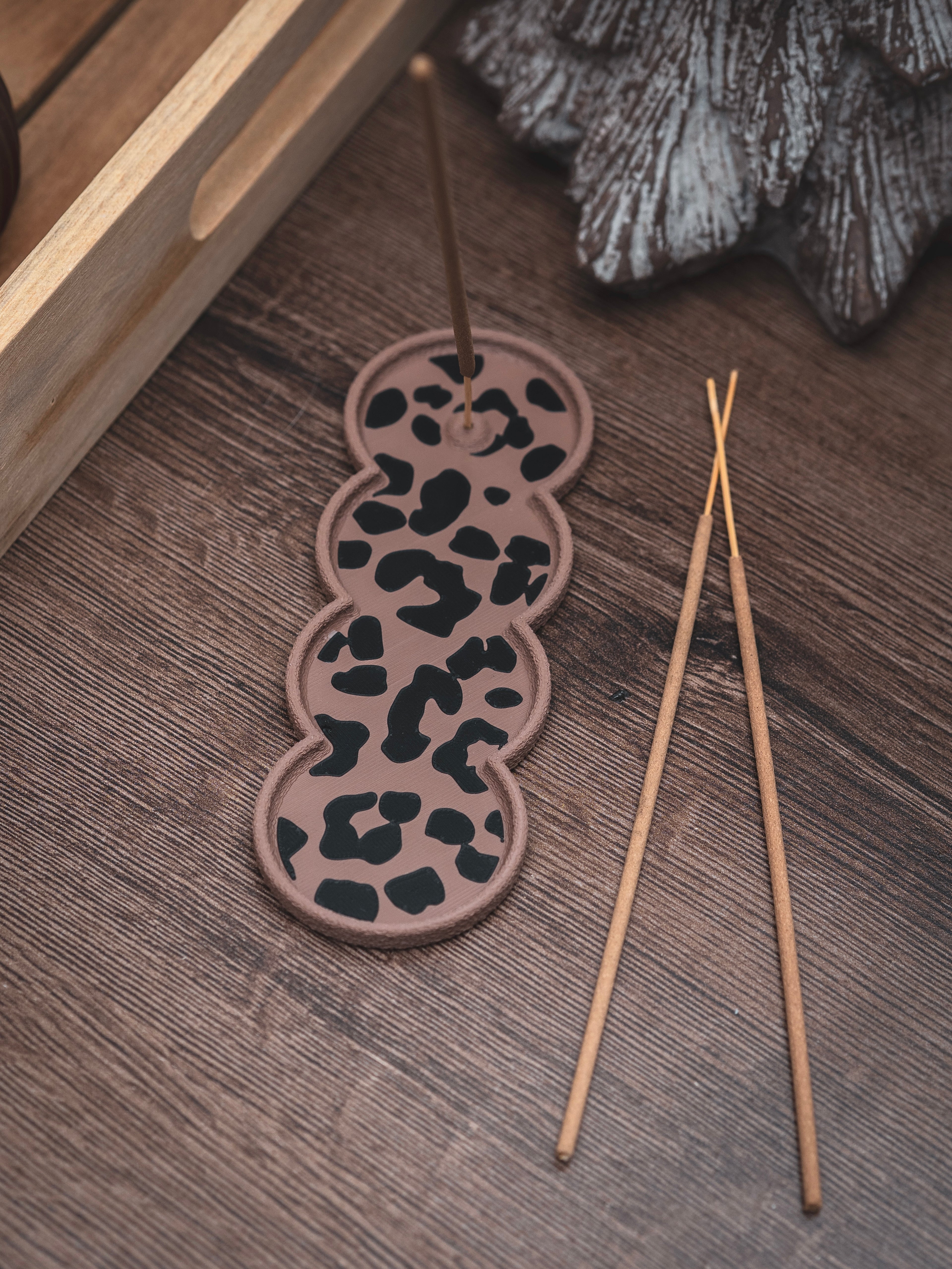 Räucherstäbchen Halter Leo | 16 cm - verschiedene Farben | + 1 Gratis Räucherstäbchen