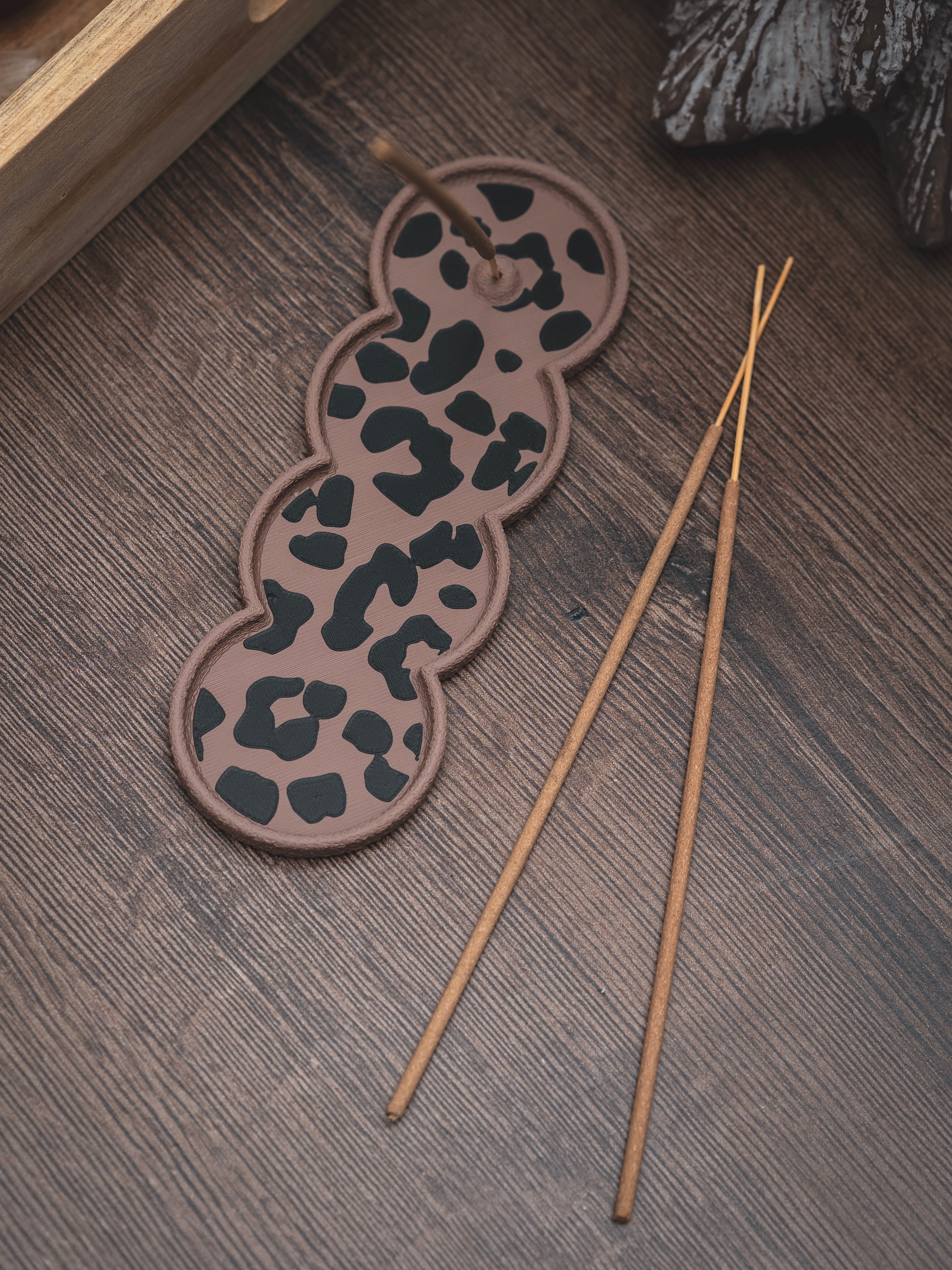 Räucherstäbchen Halter Leo | 16 cm - verschiedene Farben | + 1 Gratis Räucherstäbchen