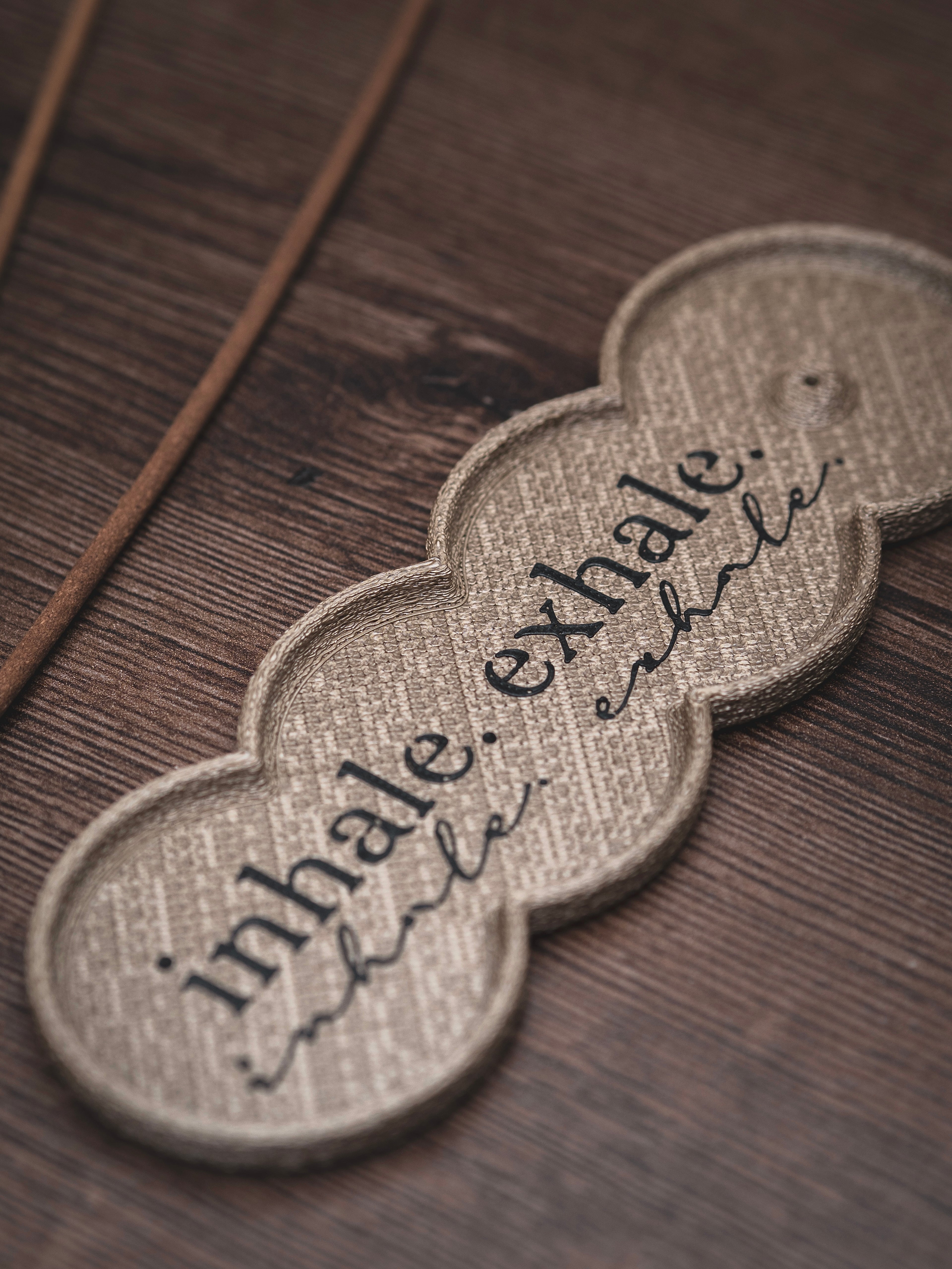 Räucherstäbchen Halter inhale.exhale. | 16 cm - verschiedene Farben | + 1 Gratis Räucherstäbchen