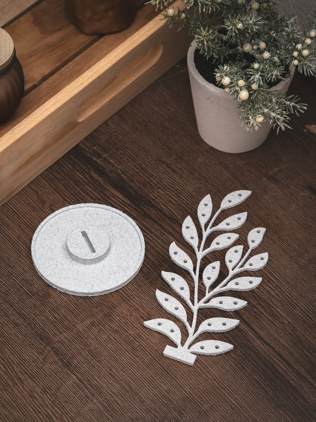 Schmuckständer Leaf für Ohrstecker mit kleiner Ablage