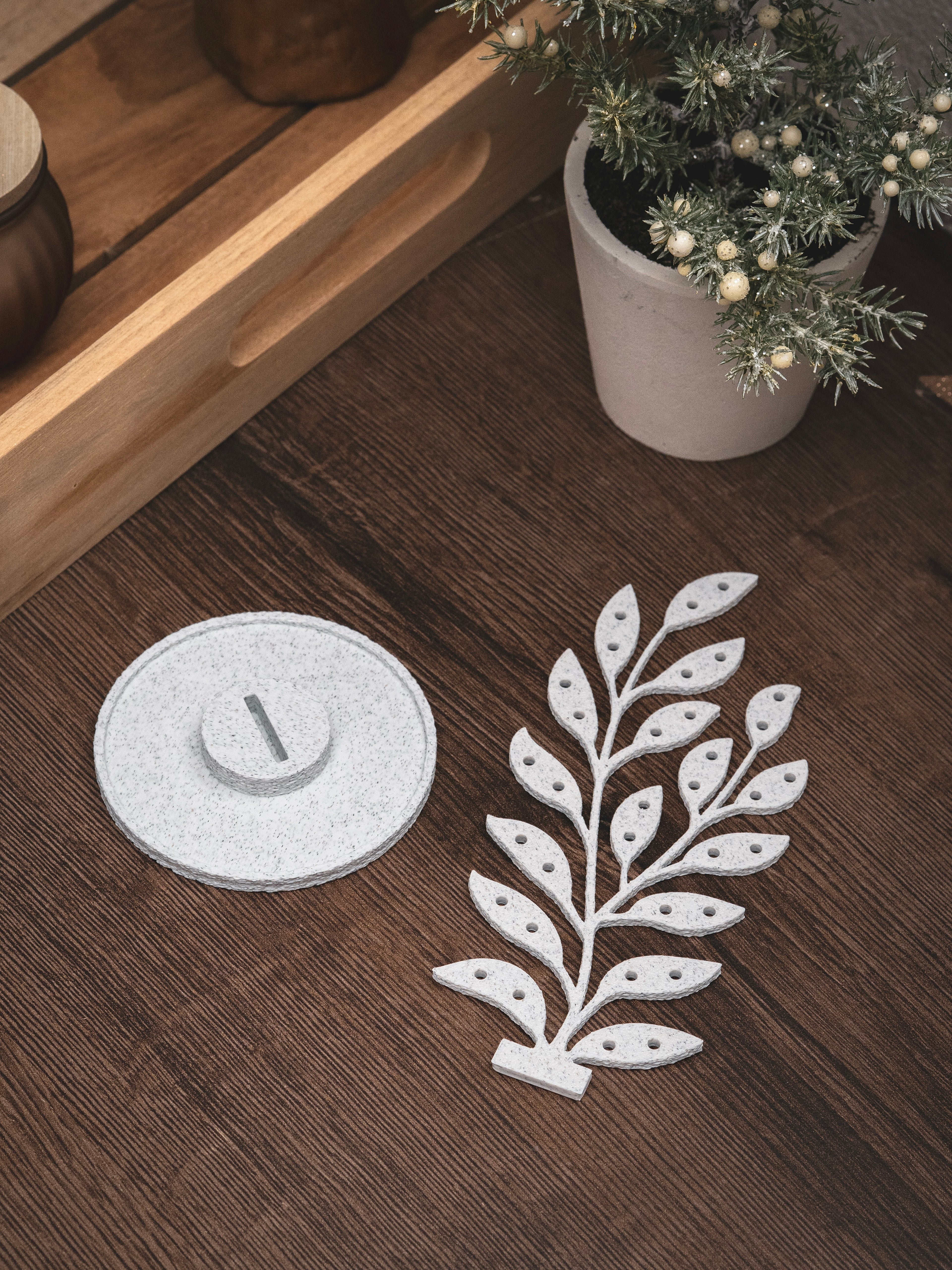 Schmuckständer Leaf für Ohrstecker mit kleiner Ablage