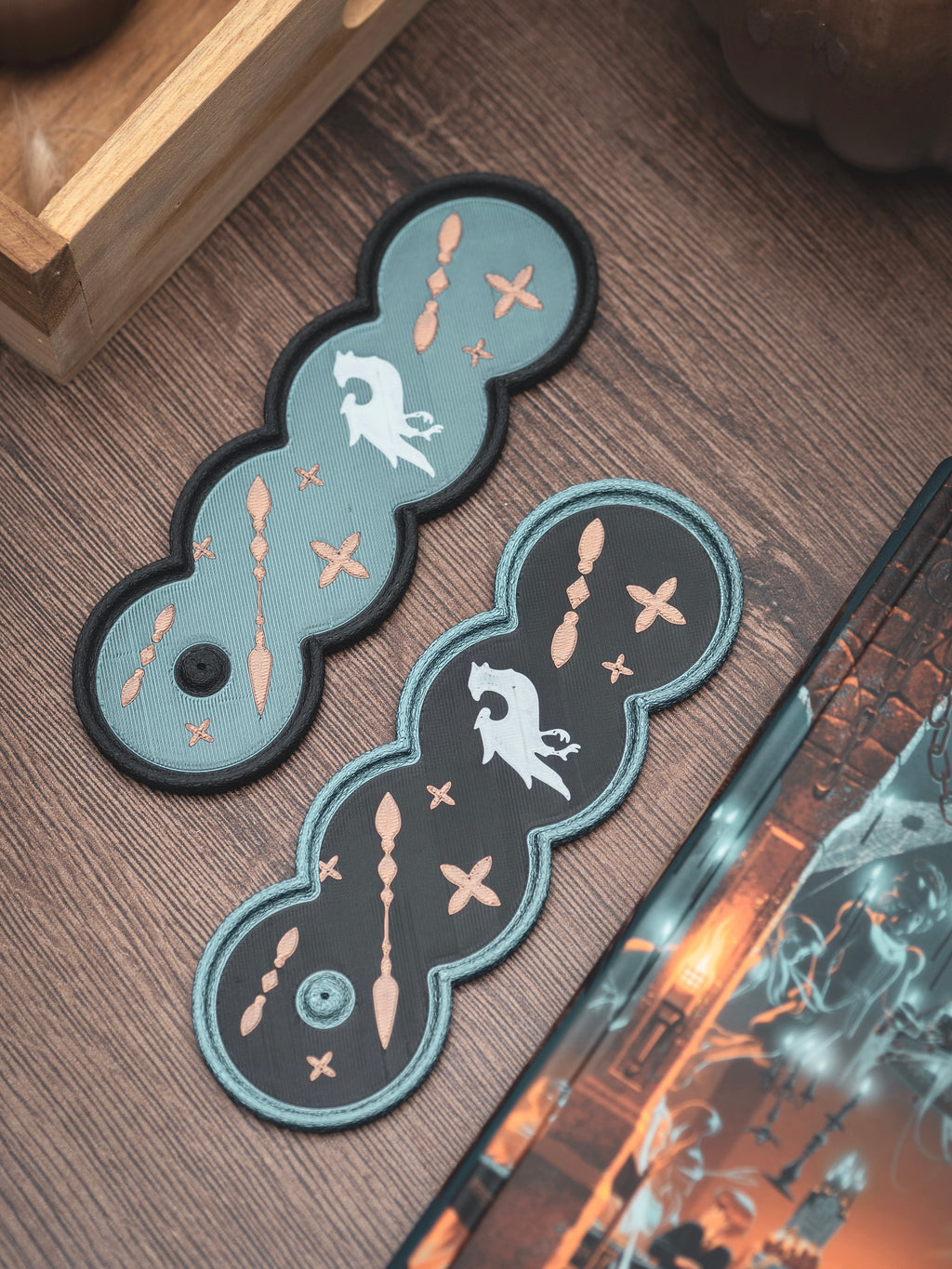 Räucherstäbchen Halter Chamber of Secrets | 16 cm - schwarz kupferbraun kobaltblau weiß