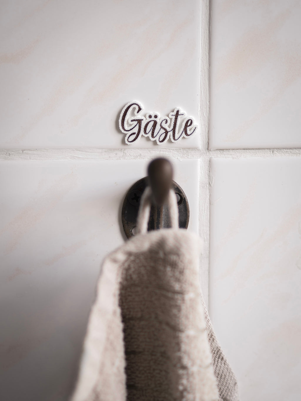 Guest | Gästeschild zum aufhängen oder kleben | in 6 Farben | in 2 Sprachen