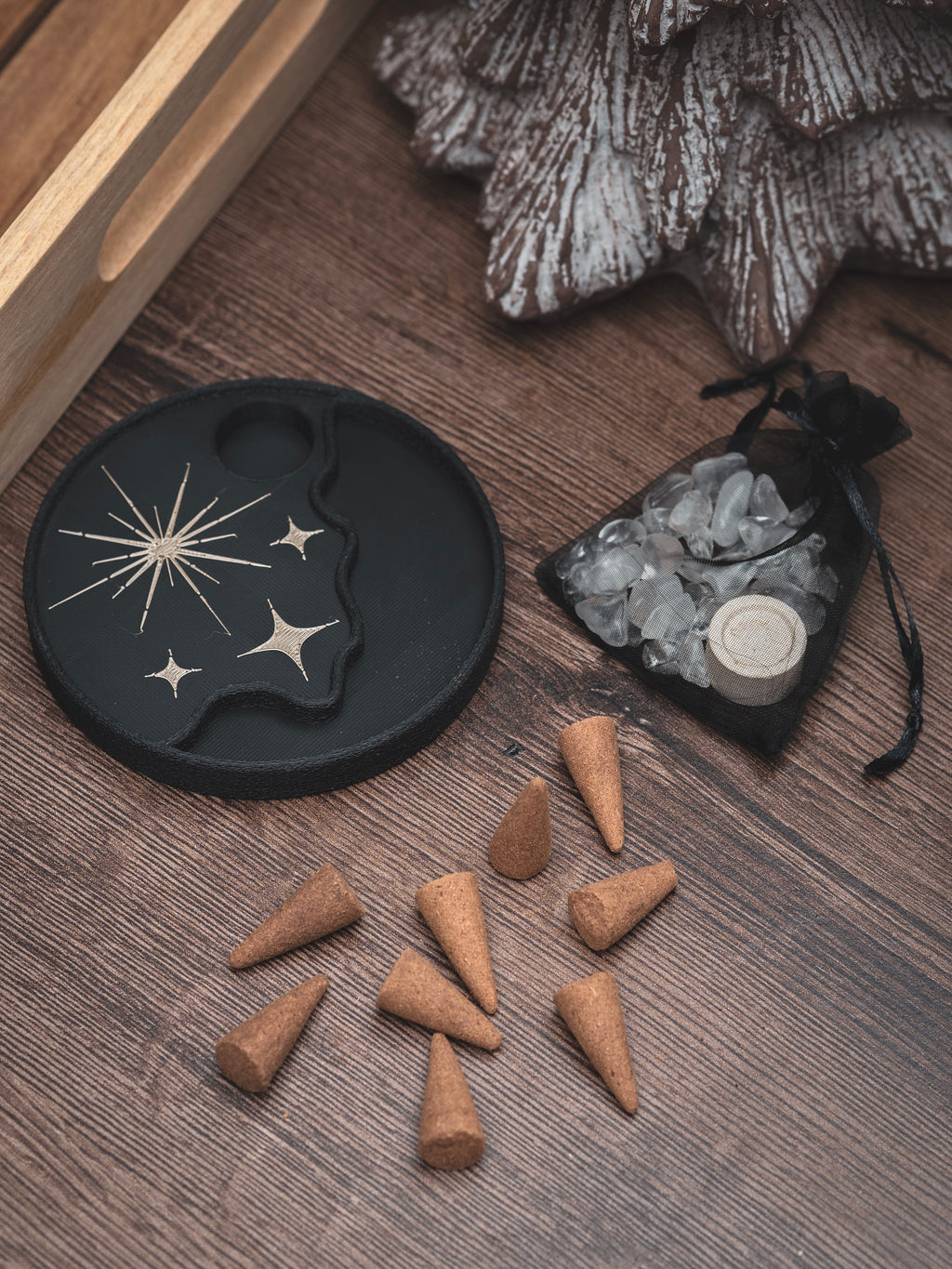 Räucherwerkhalter Set Sterne | 10 cm - schwarz iridiumgold mit Bergkristallen und Räucherkegeln | für Kegel & Stäbchen