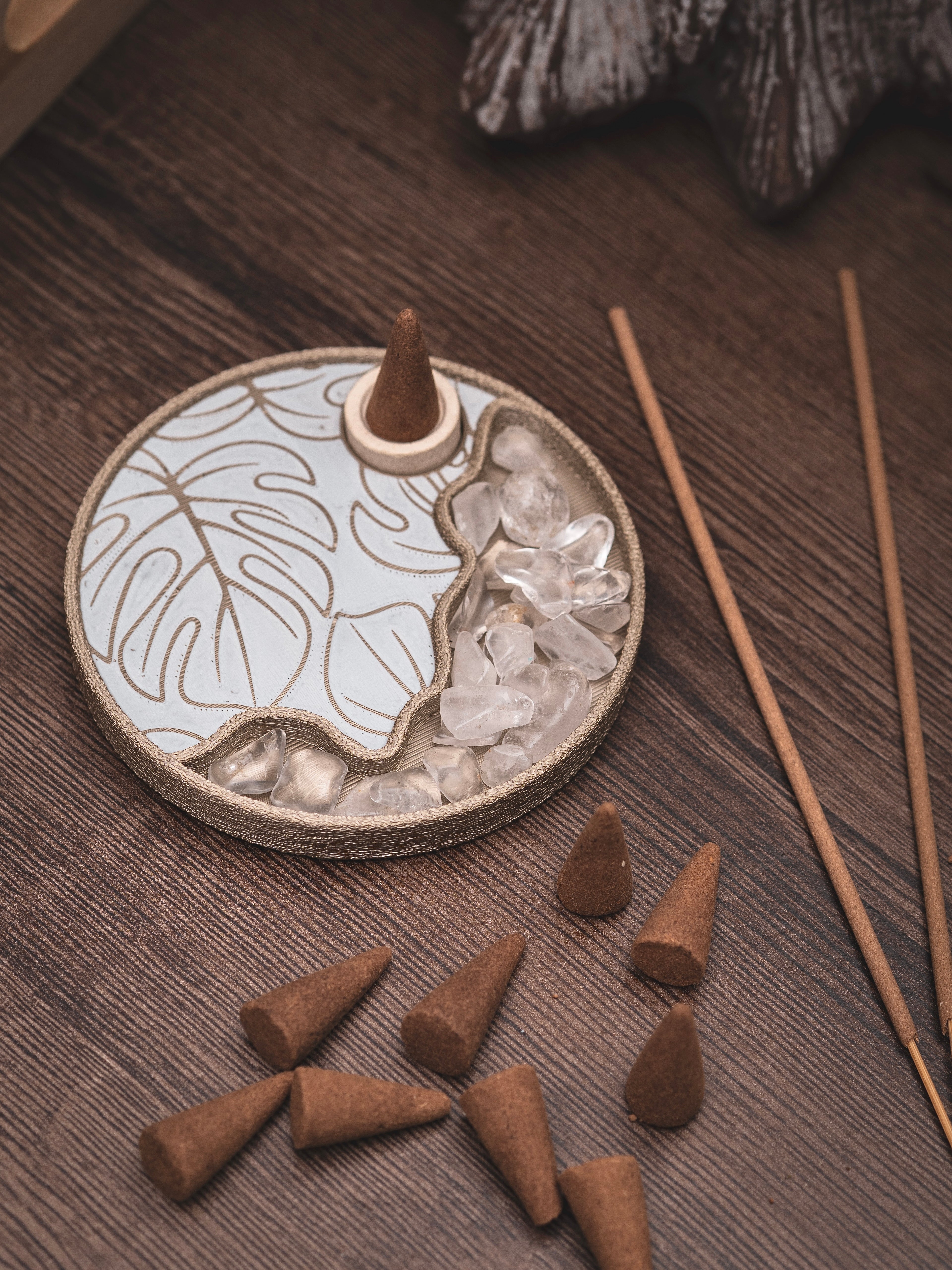 Räucherwerkhalter Set Monstera | 10 cm - iridiumgold weiß mit Bergkristallen und Räucherkegeln | für Kegel & Stäbchen