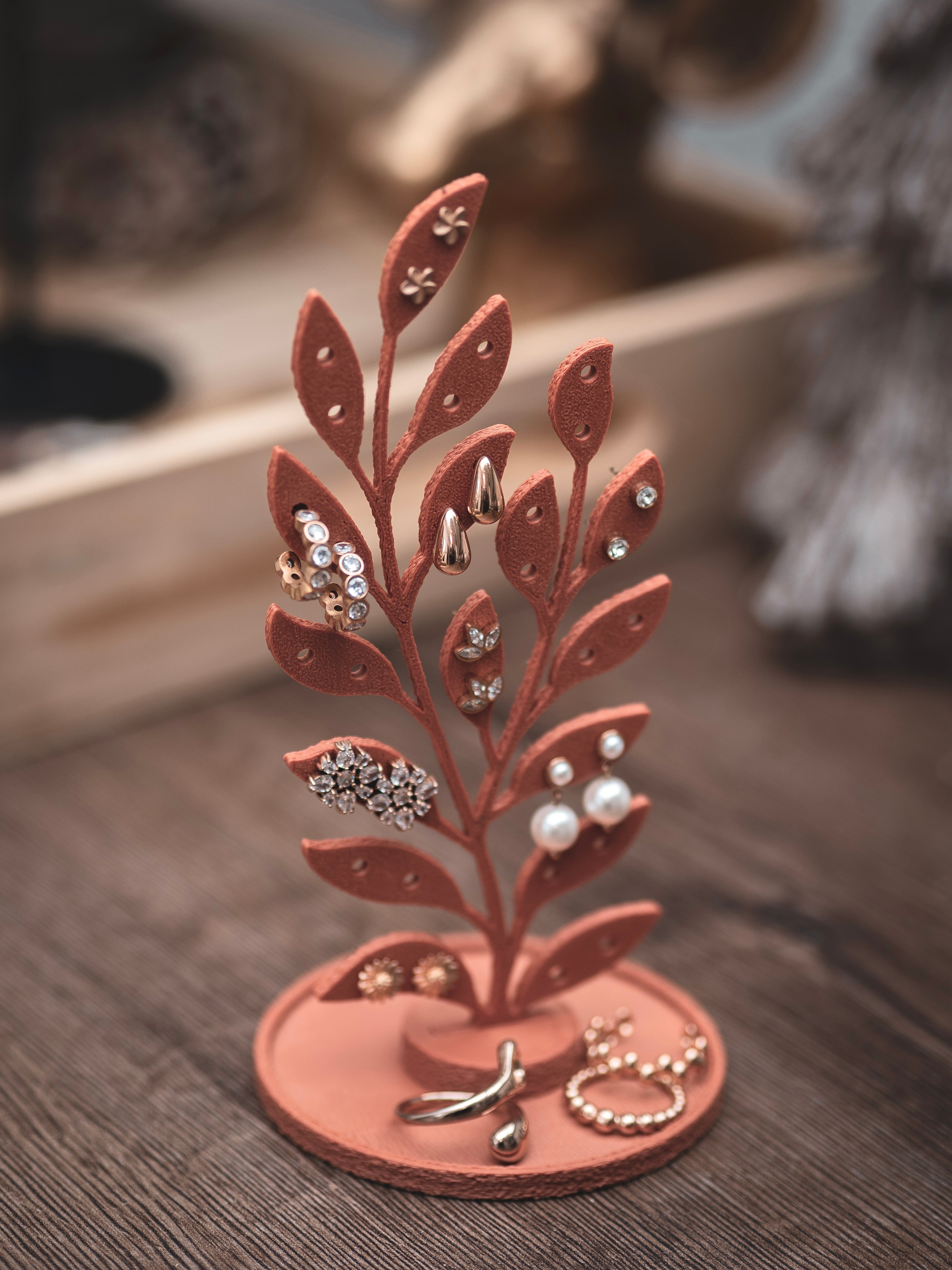 Schmuckständer Leaf für Ohrstecker mit kleiner Ablage